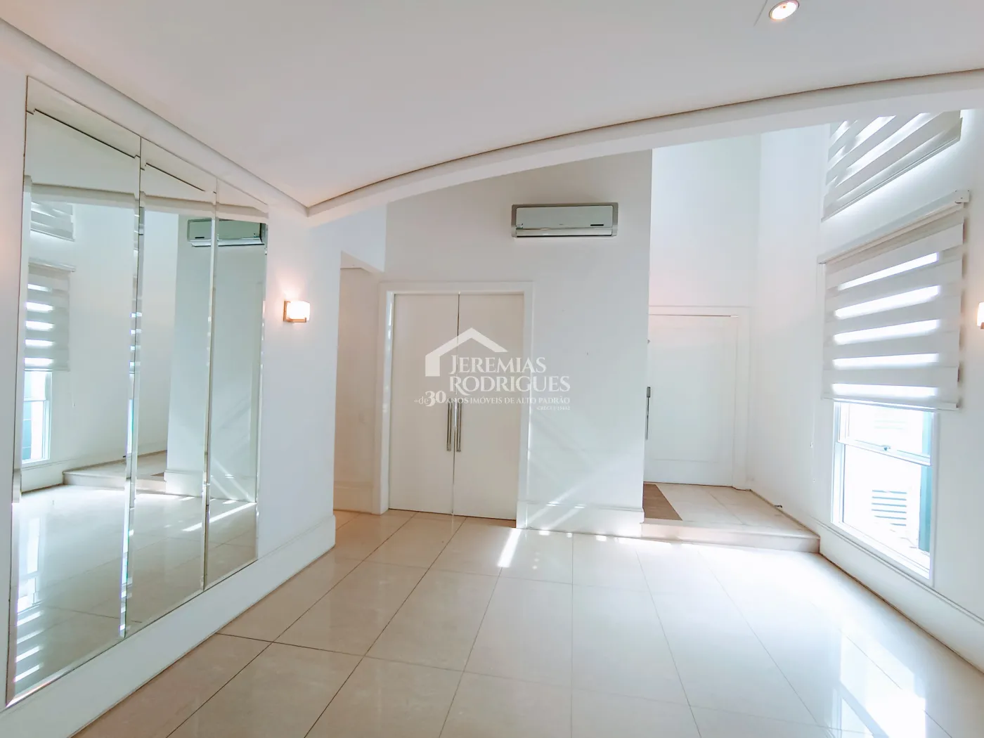 Casa para venda e locação com 4 suítes no Condomínio Taubaté Village em Taubaté/SP.