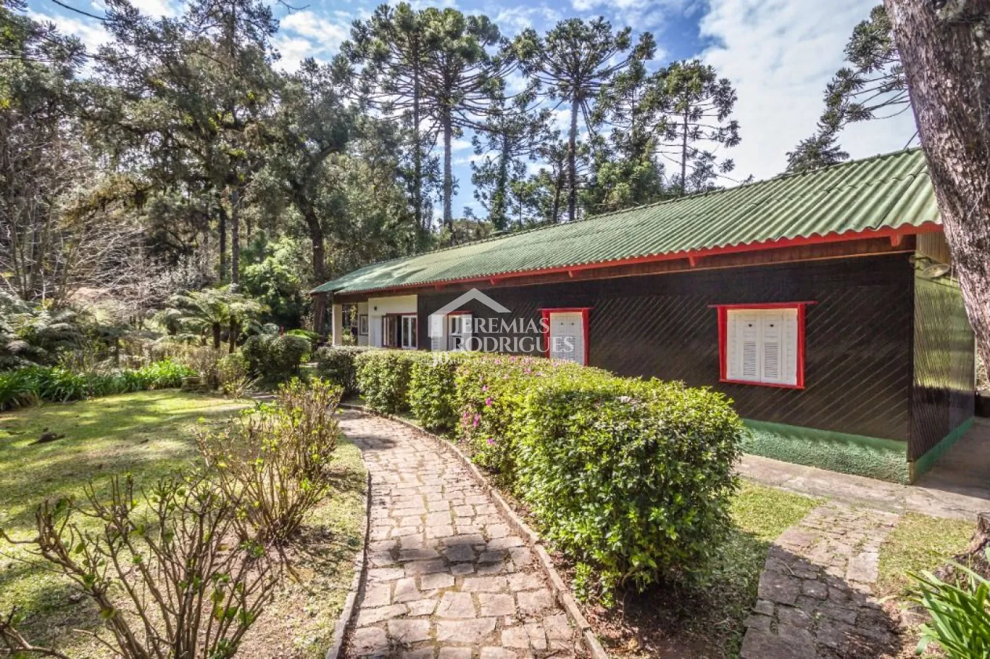 Casa à venda com 5 dormitórios no Jardim Embaixador em Campos do Jordão/SP