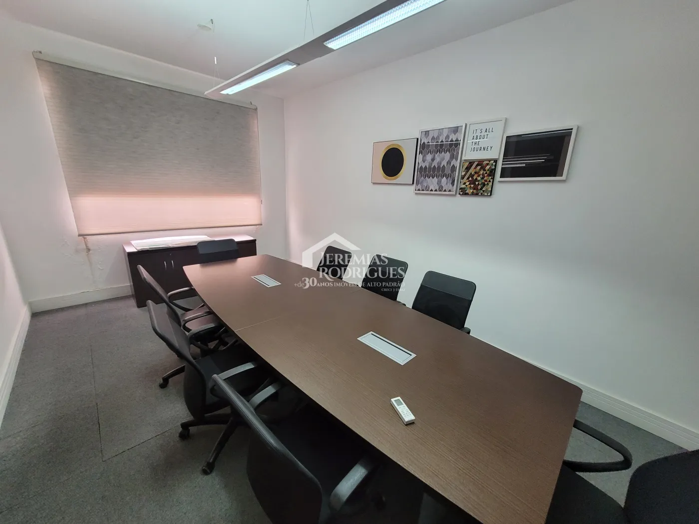 Três salas comerciais com 300 m² no Edifício Village Coworking em Pindamonhangaba/SP.