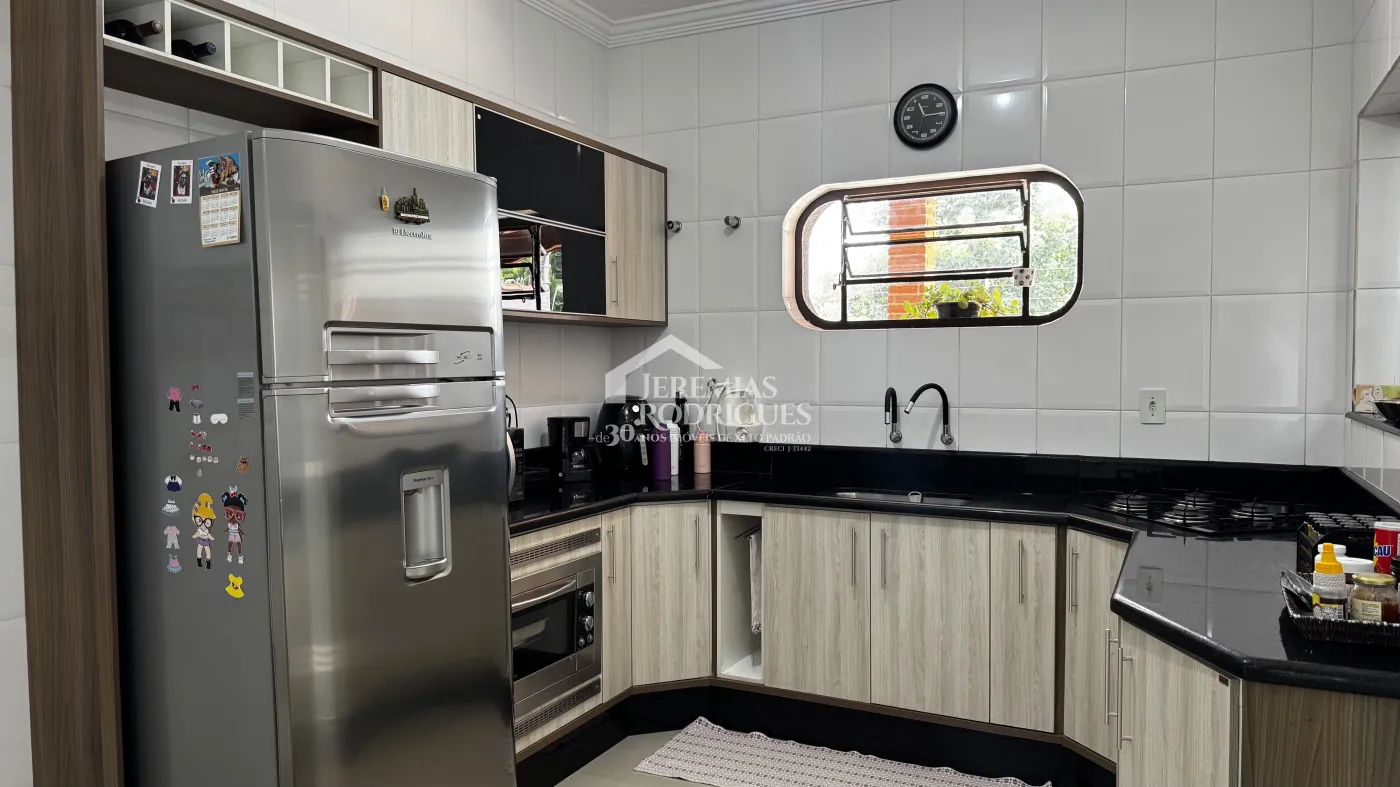 Casa para venda e locação com 3 dormitórios no bairro Chácara da Galega em Pindamonhangaba/SP.