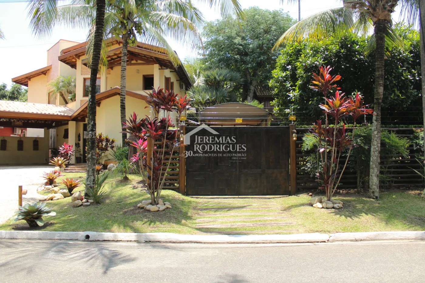 Casa para venda e locação com 5 dormitórios no Condomínio Taubaté Village em Taubaté/SP.