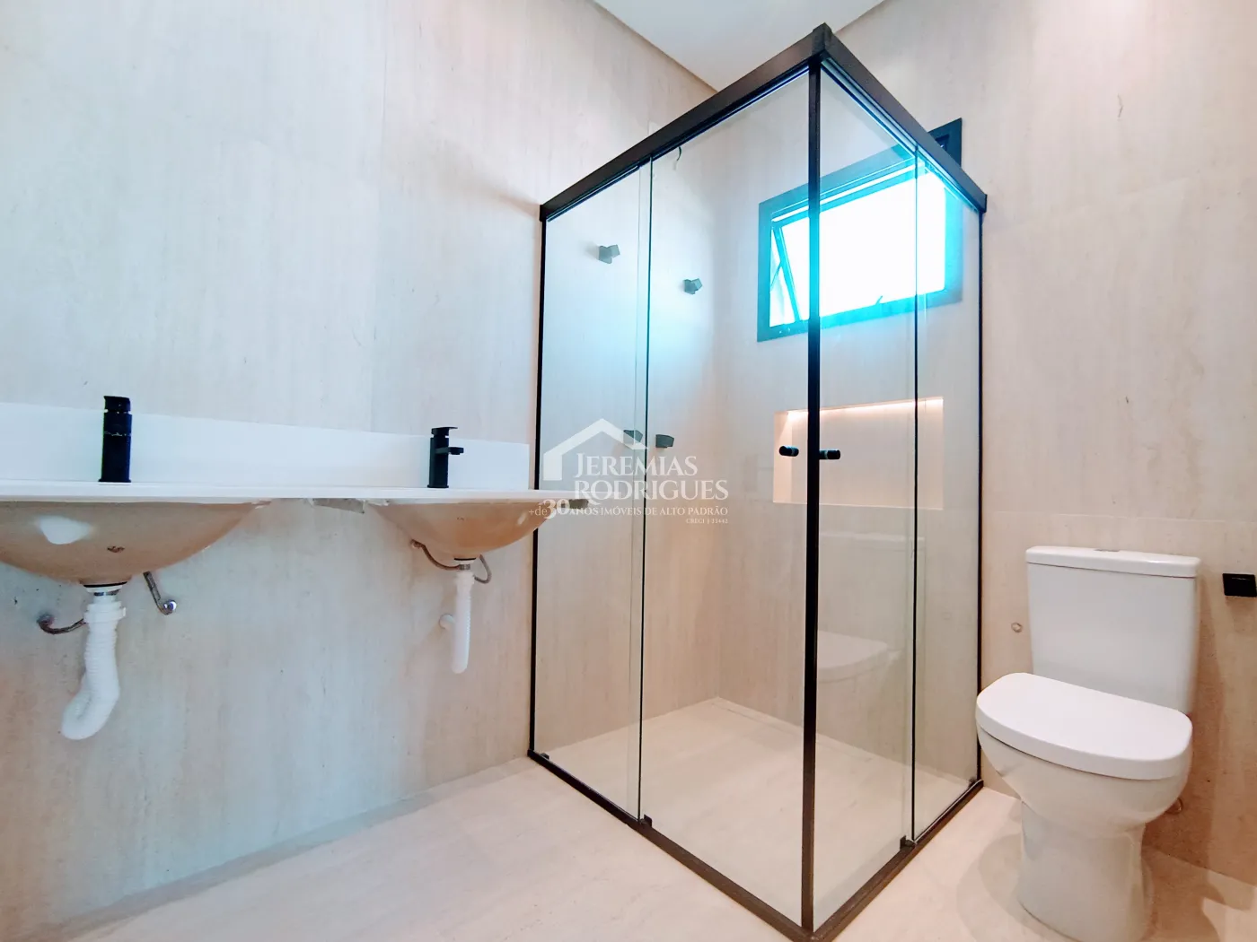 Casa à venda com 3 dormitórios no Condomínio Malibu em Caçapava/SP.