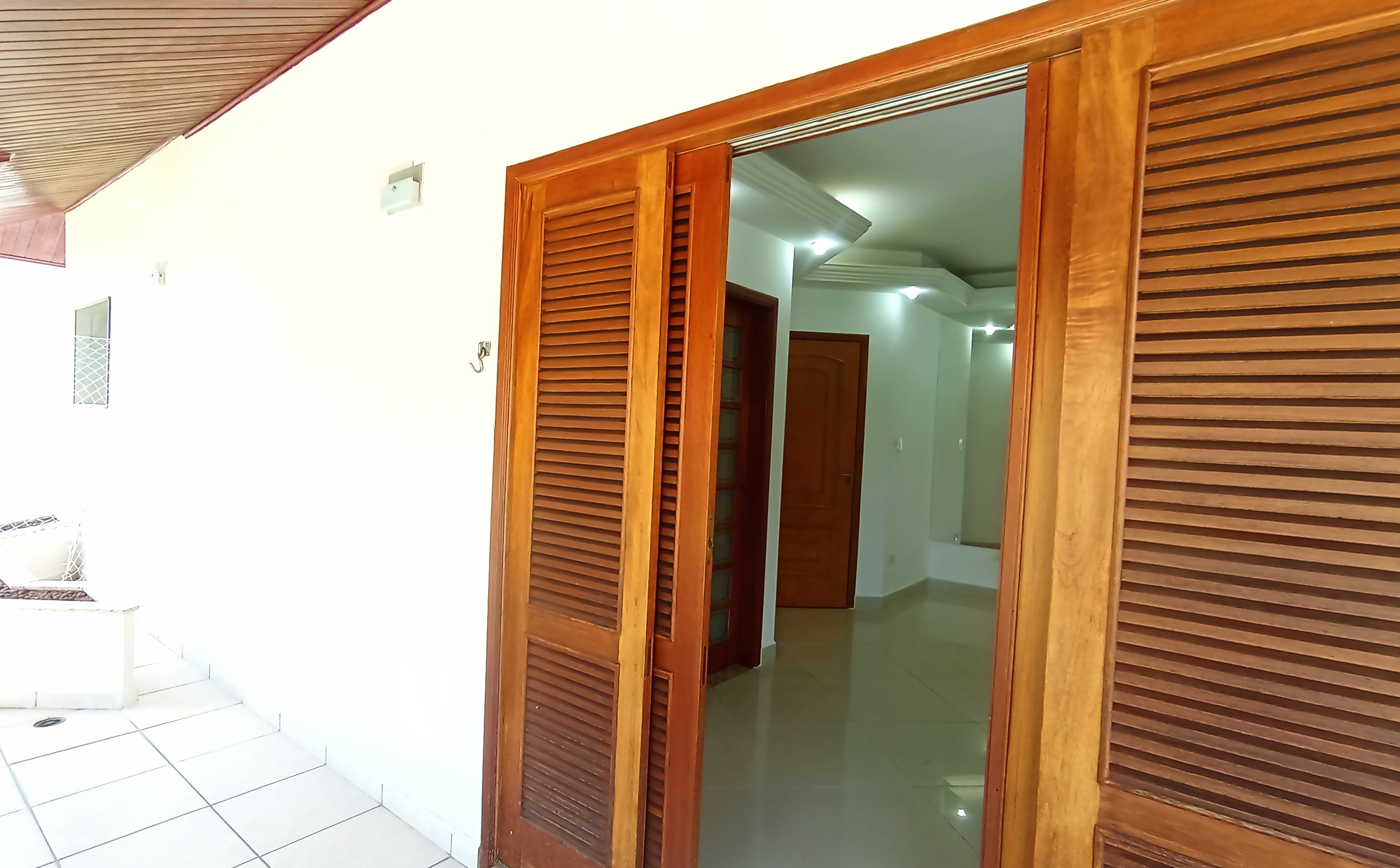Casa à venda com 3 dormitórios no Condomínio Taubaté Village em Taubaté/SP.