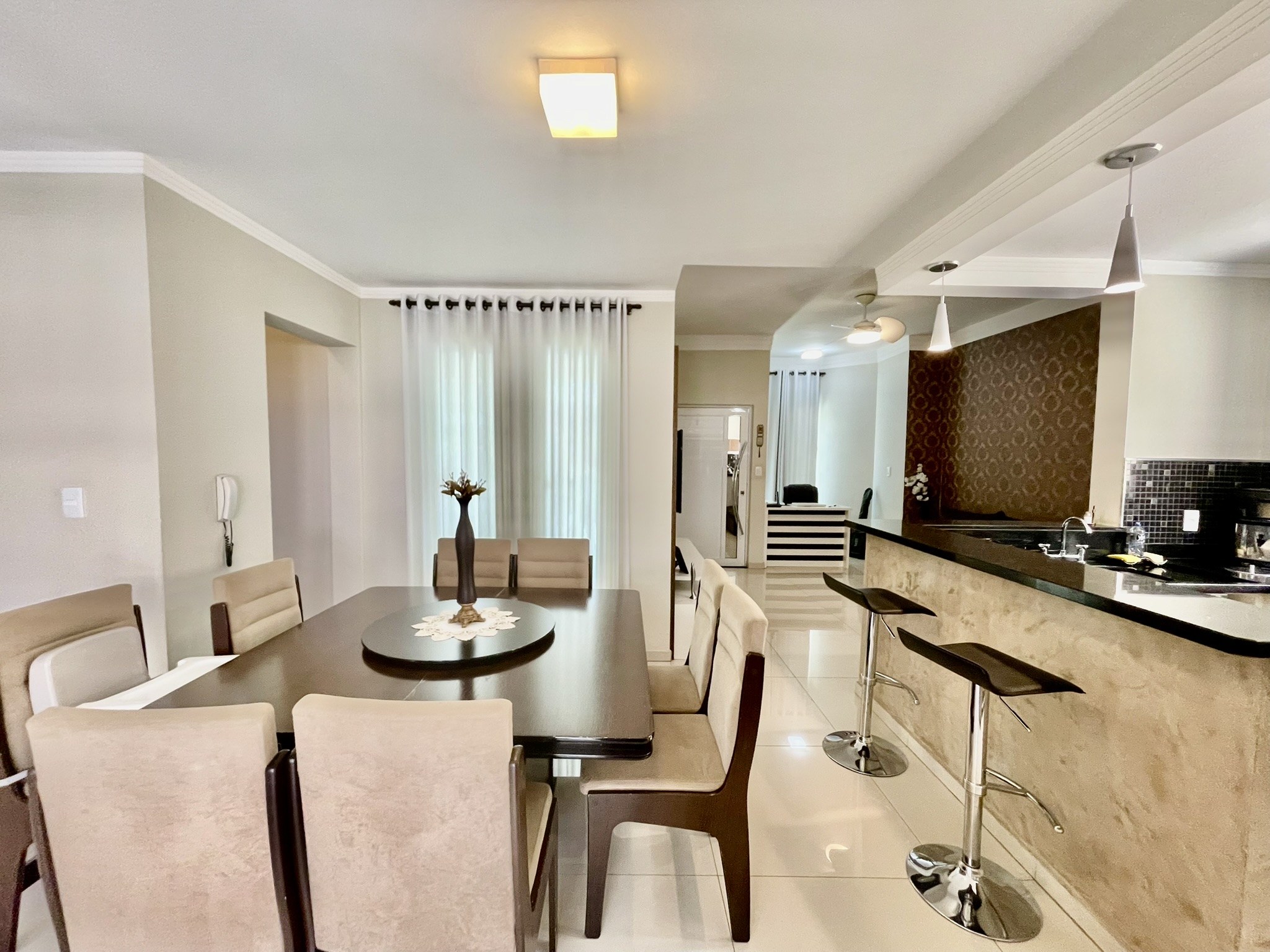 Casa à venda com 3 dormitórios no Condomínio Moema Ville em Pindamonhangaba/SP.