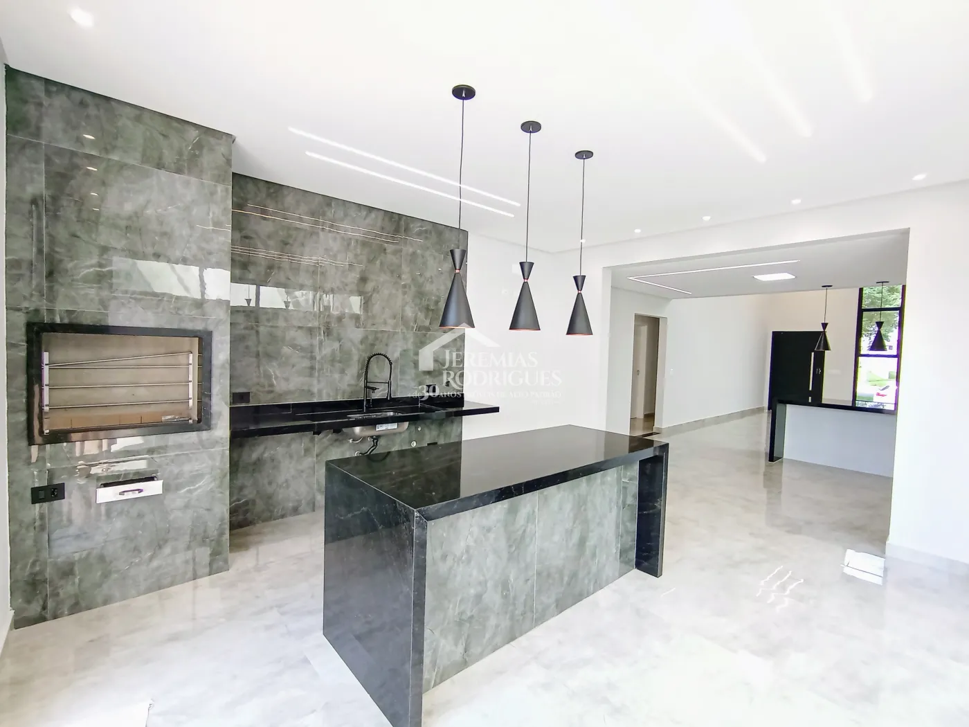 Casa à venda com 300 m² no Condomínio Ouro Ville em Taubaté/SP.