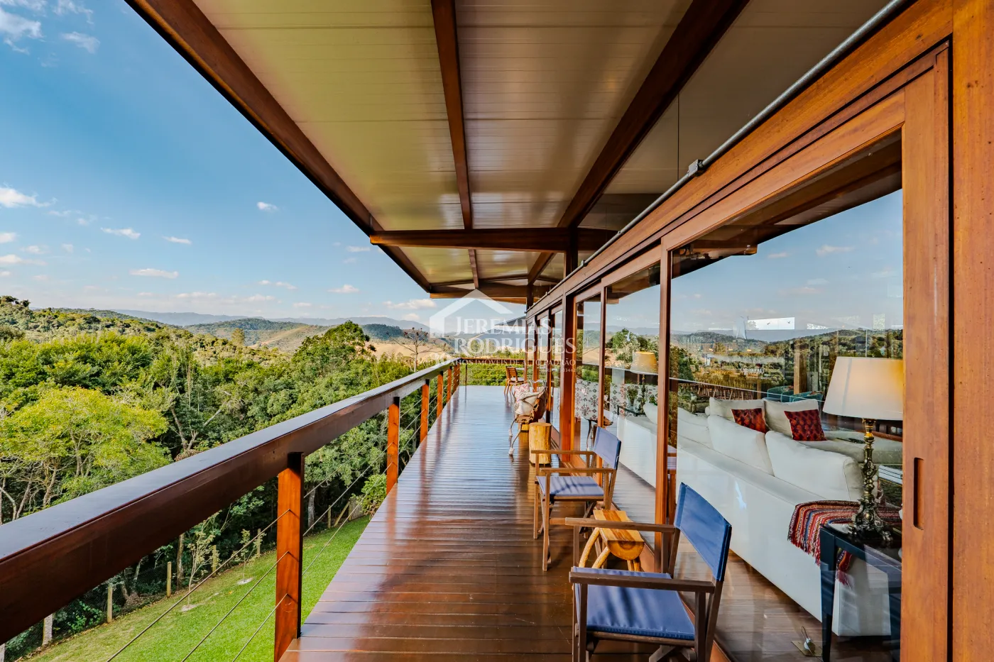Mansão à venda com 4 suítes no Condomínio Parque da Mantiqueira em Santo Antônio do Pinhal/SP.