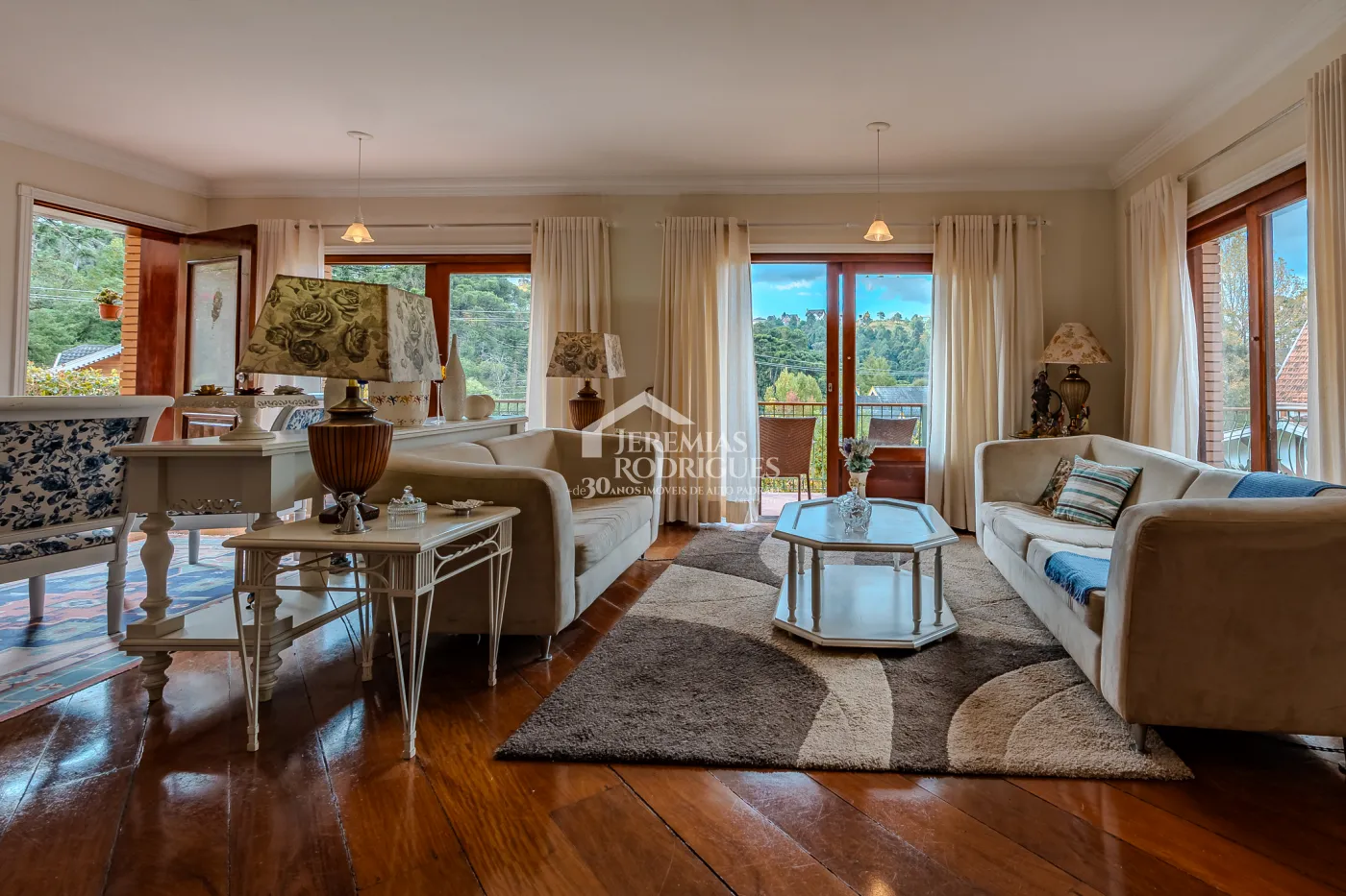 Casa para venda e locação com 5 suítes no Jardim Véu da Noiva em Campos do Jordão/SP