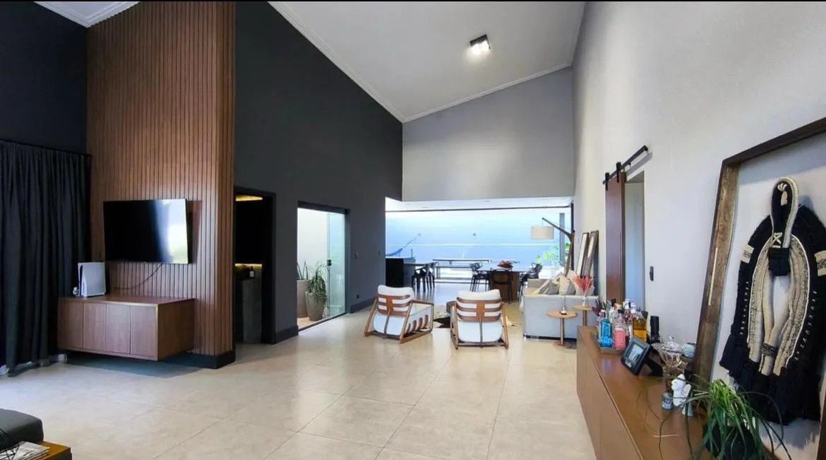 Casa com 3 dormitórios no Condomínio Santa Helena em Caçapava/SP.