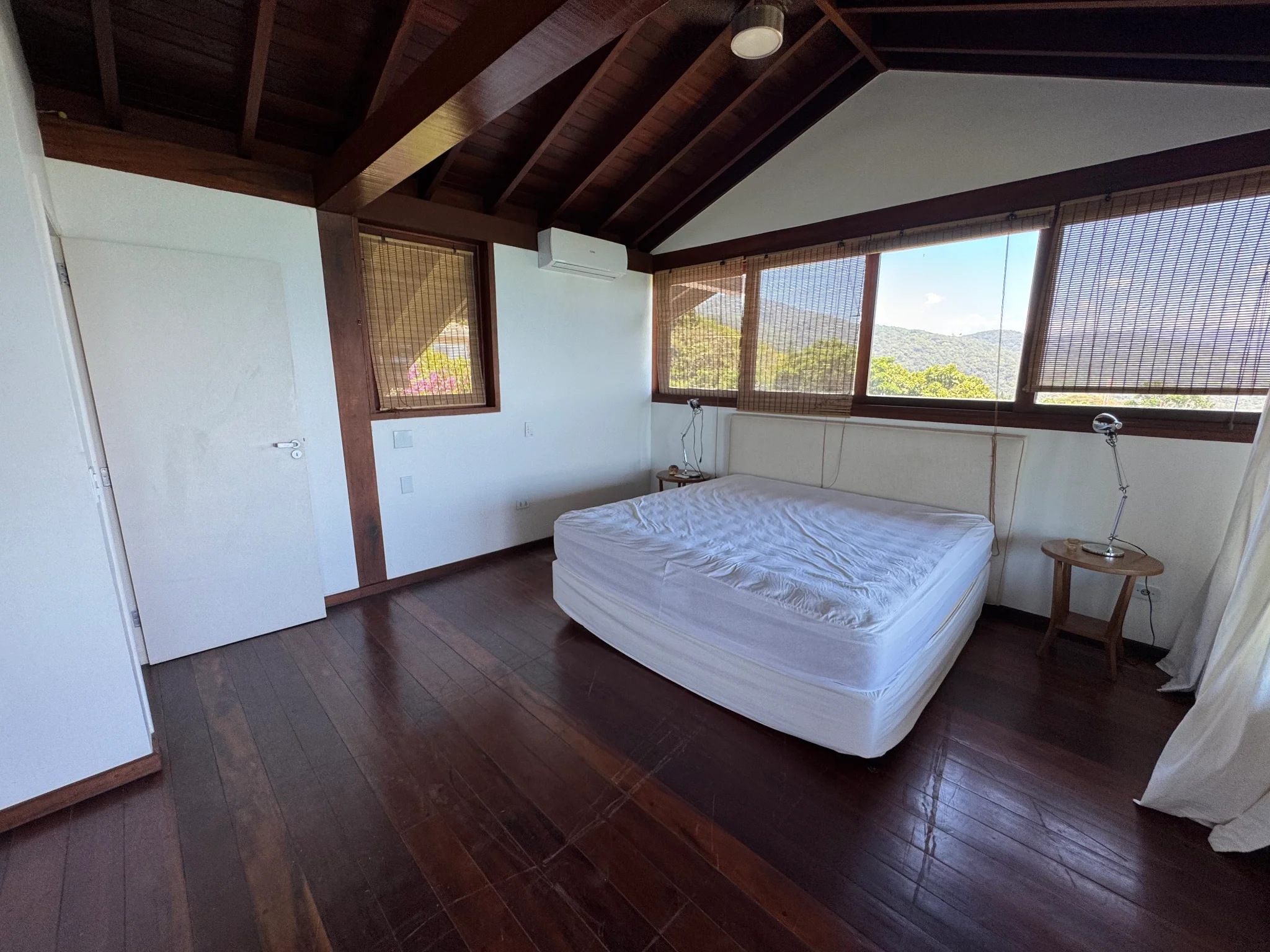 Casa à venda com 3 suítes no Condomínio Ponta das Toninhas em Ubatuba/SP. 