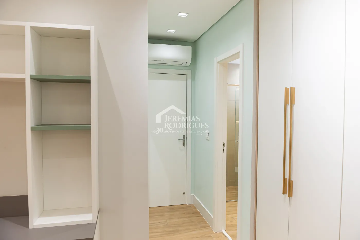 Apartamento à venda com 3 dormitórios, 98 m² no Edifício Bauhaus em Pindamonhangaba/SP.