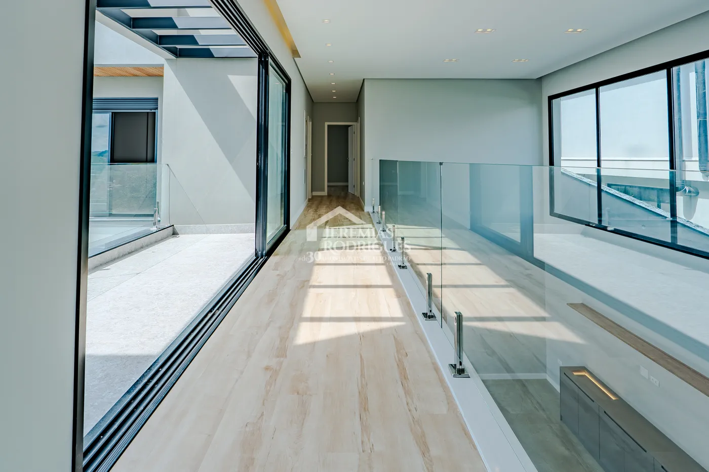 Casa à venda com 4 suítes no Condomínio Residencial Alphaville II em São José dos Campos/SP.