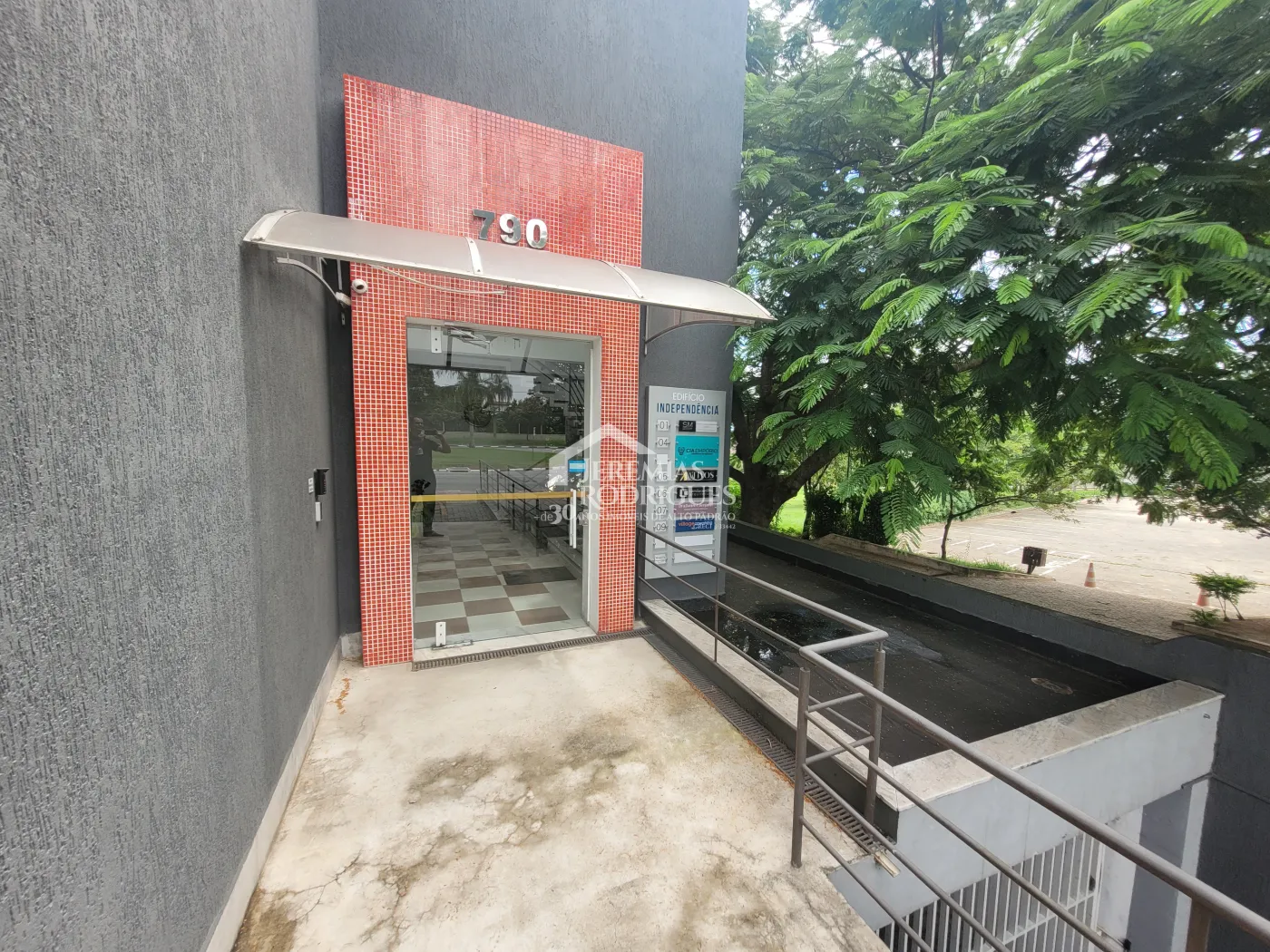 Três salas comerciais com 300 m² no Edifício Village Coworking em Pindamonhangaba/SP.