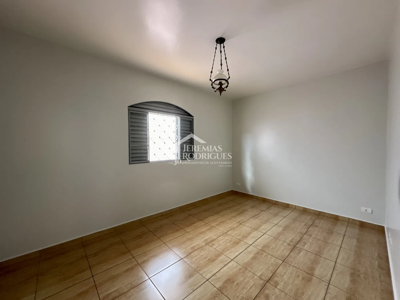 Casa para locação com 3 dormitórios no bairro Jardim Garcez em Taubaté/SP. 