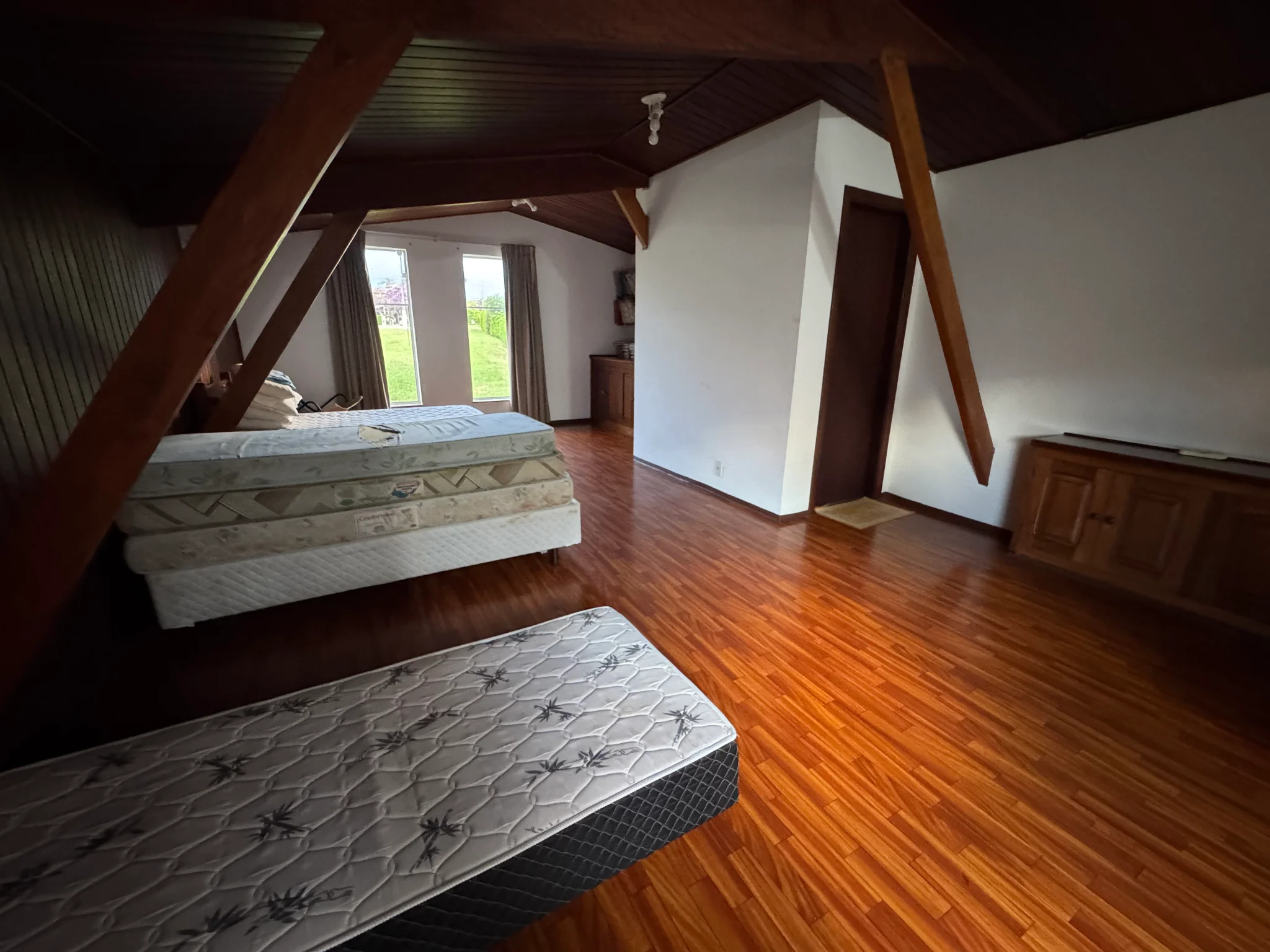 Casa à venda com 5 dormitórios no Condomínio Villlage Paineiras em Pindamonhangaba/SP. 