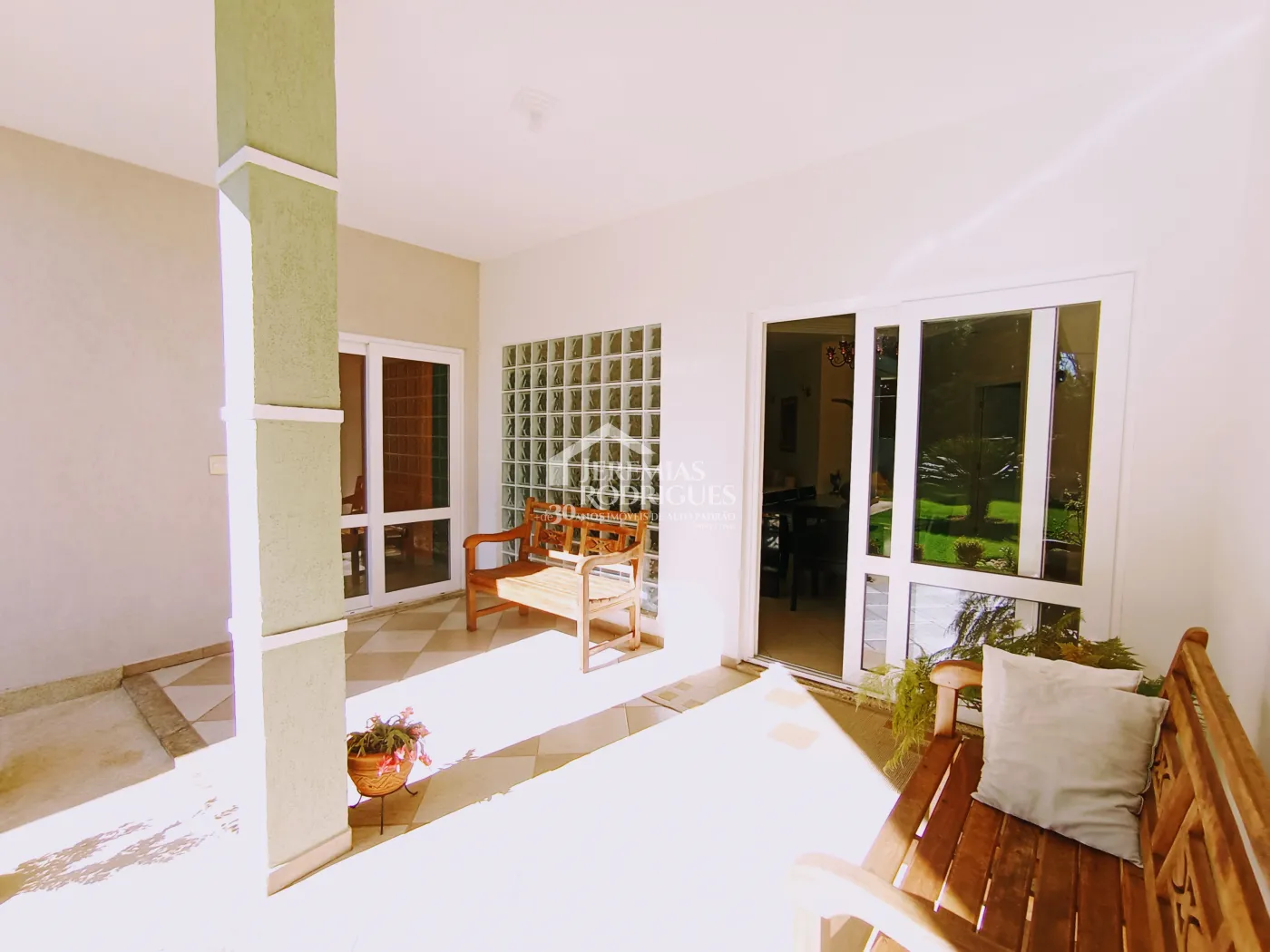 Casa à venda com 4 dormitórios no Condomínio Village Paineiras em Pindamonhangaba/SP