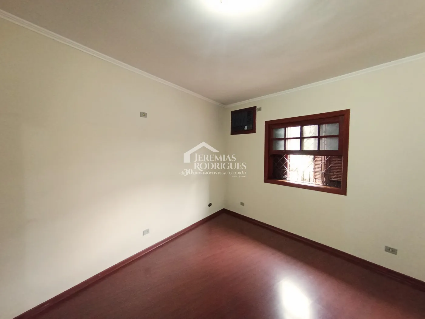 Casa para venda e locação com 3 suítes no bairro Parque das Flores em Taubaté/SP.