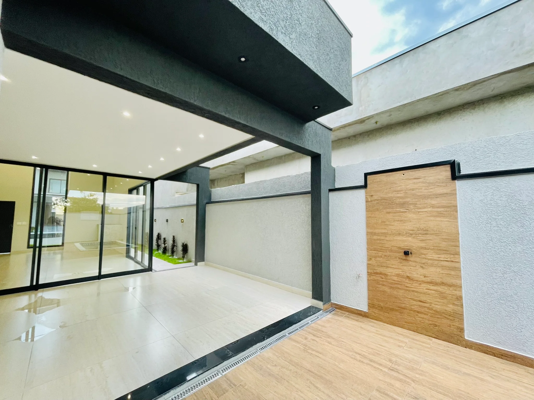 Casa à venda com 3 suítes no Condomínio Ouro Ville em Taubaté/SP. 