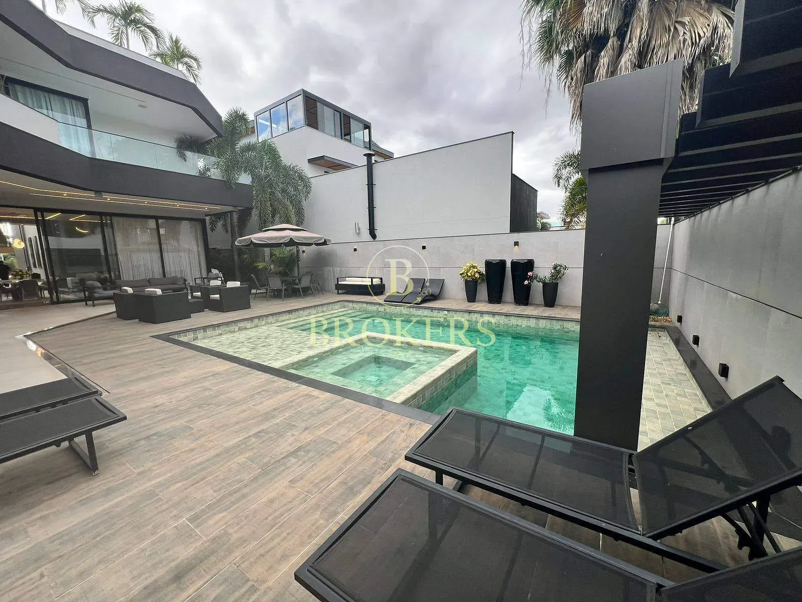Design e luxo no Alphaville: Mansão triplex de 820m² com elevador, 5 suítes e lazer exclusivo por R — foto 2
