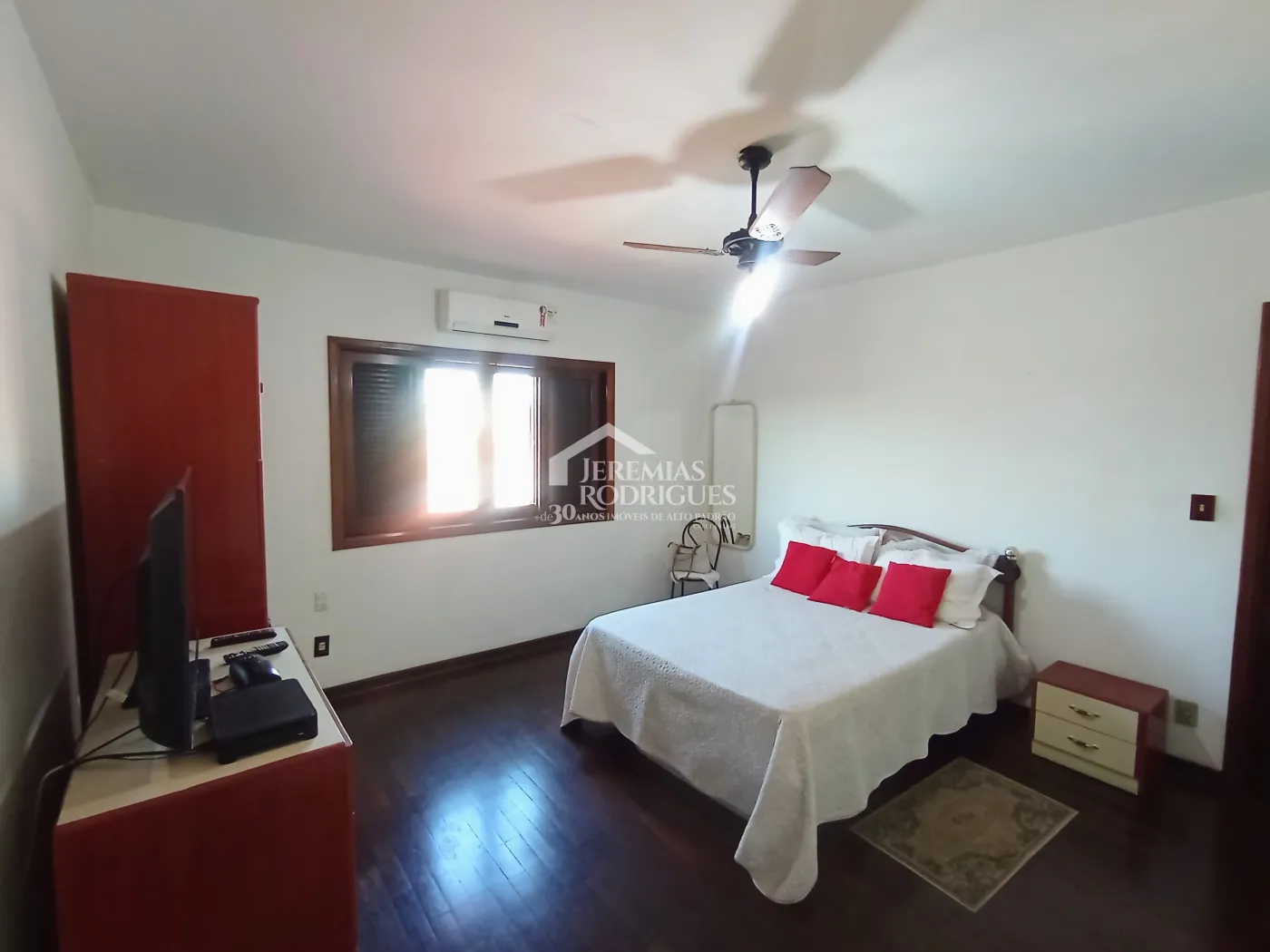 Casa à venda com 4 dormitórios no Condomínio Village Paineiras em Pindamonhangaba/SP.