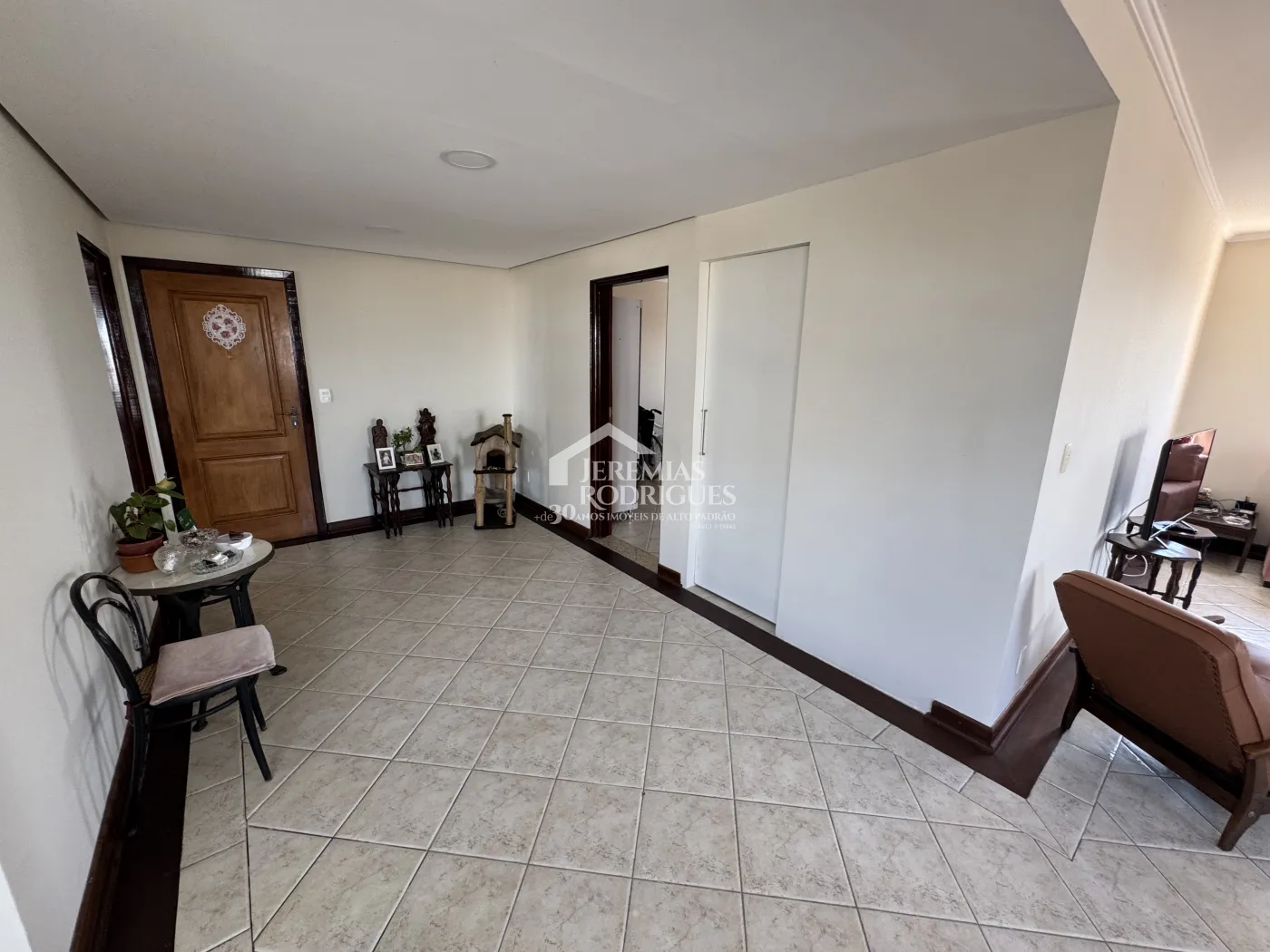 Apartamento à venda com 3 suítes, 276 m² no Edifício Vienna em Pindamonhangaba/SP.
