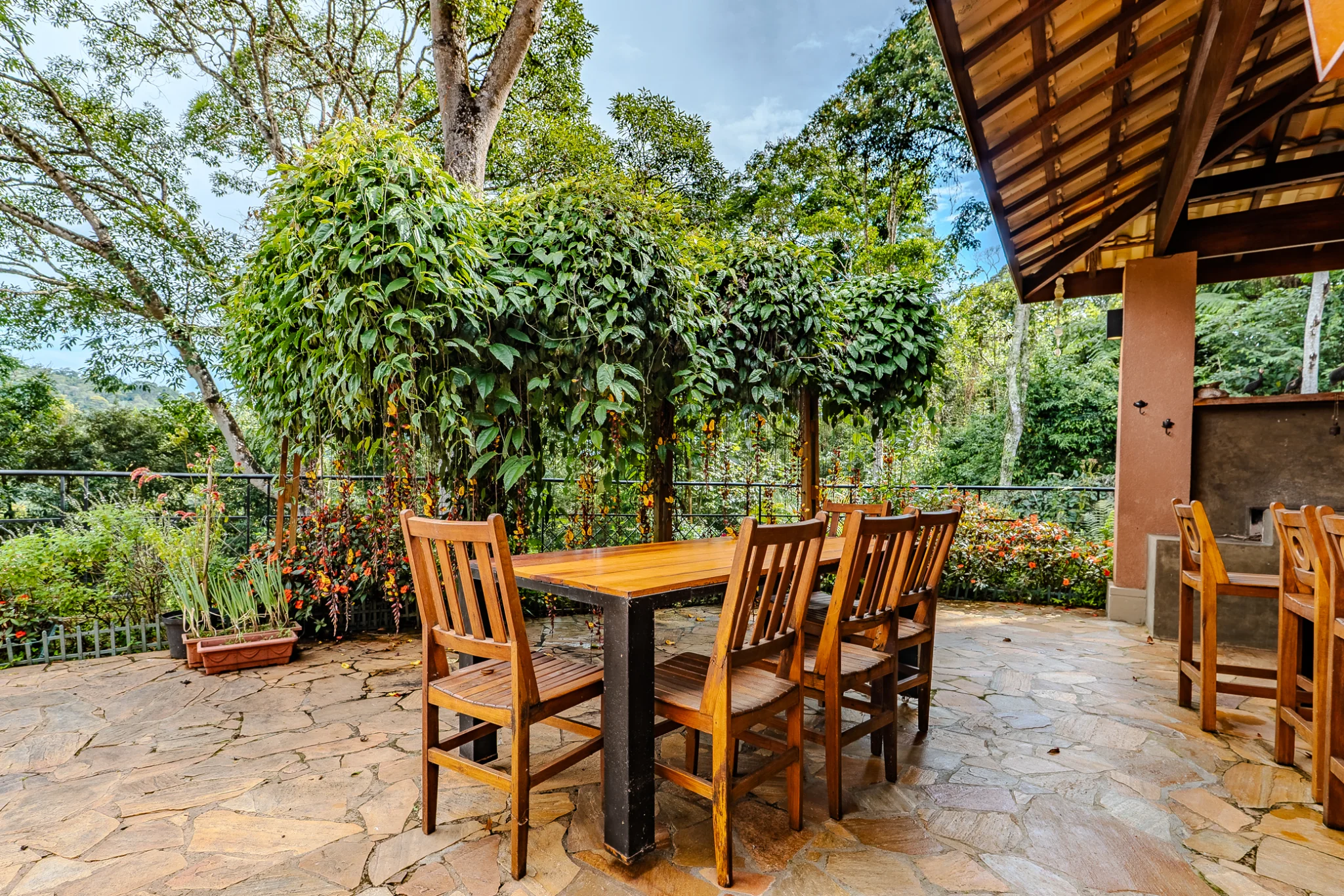 Casa à venda com 4 suítes no Residencial Santo Antônio em Santo Antônio do Pinhal/SP.