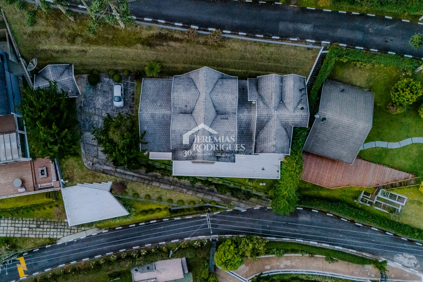 Casa para venda com 5 suítes no Condomínio Jardim Véu da Noiva em Campos do Jordão/SP