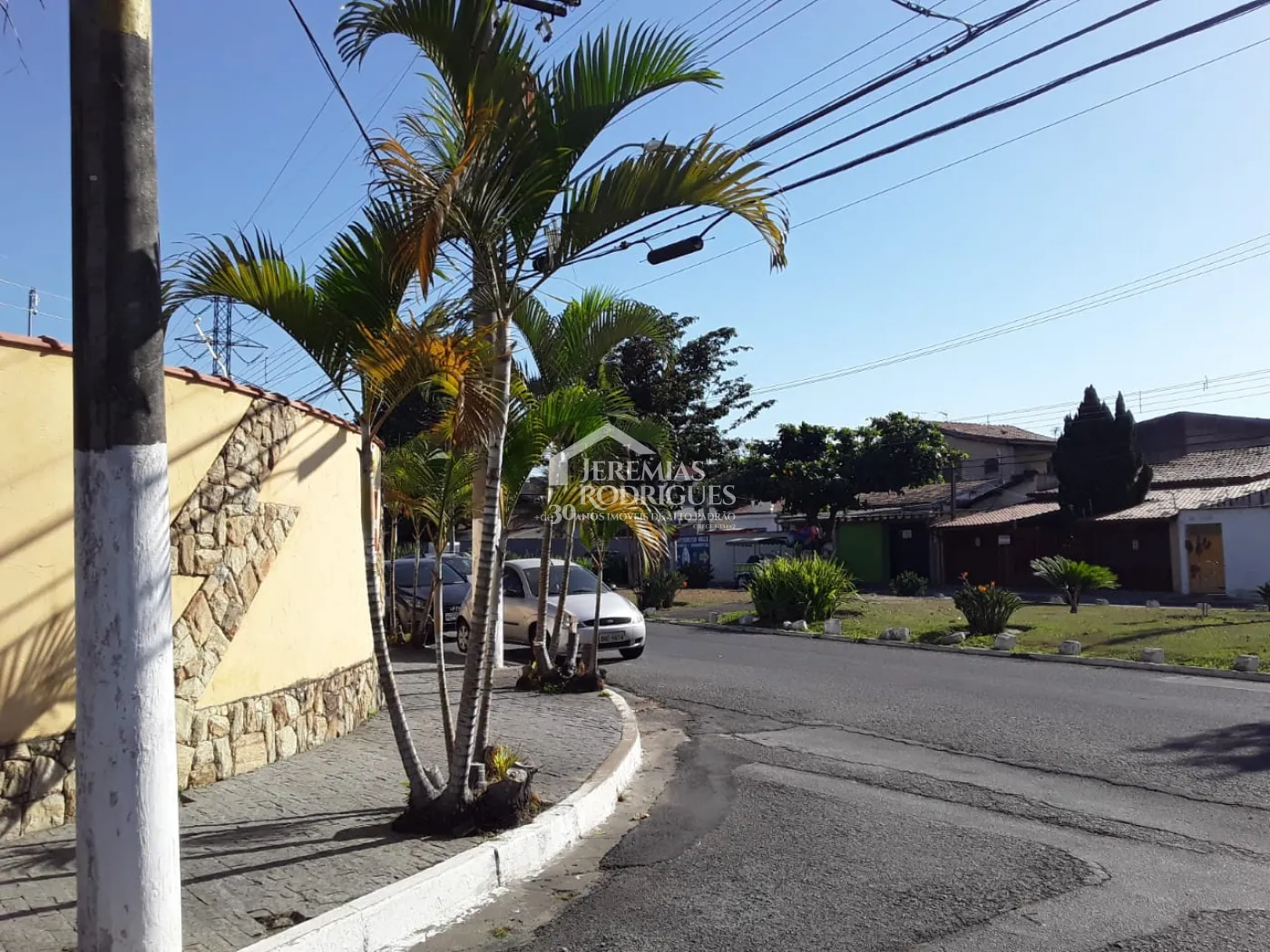 Casa sobradada à venda com 3 dormitórios no bairro Jardim Morumby em Taubaté/SP