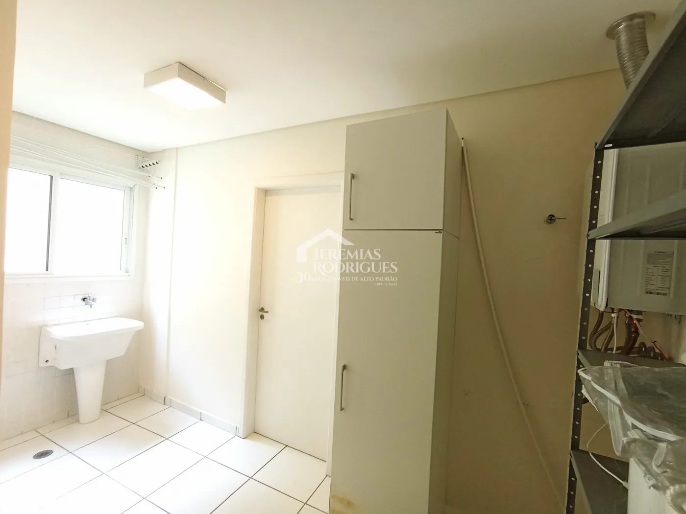 Apartamento duplex à venda com 4 suítes, 401 m² no Condomínio Chateau D Amboise em Campos do Jordão/SP.