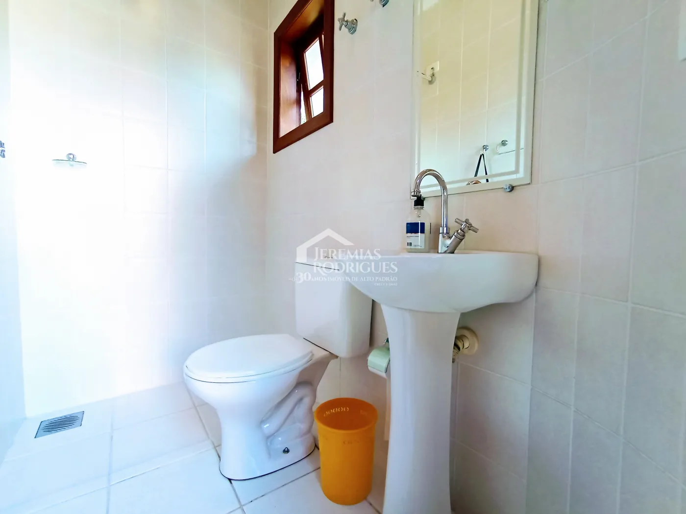 Casa à venda com 3 dormitórios no Condomínio Chácaras Cataguá em Taubaté/SP