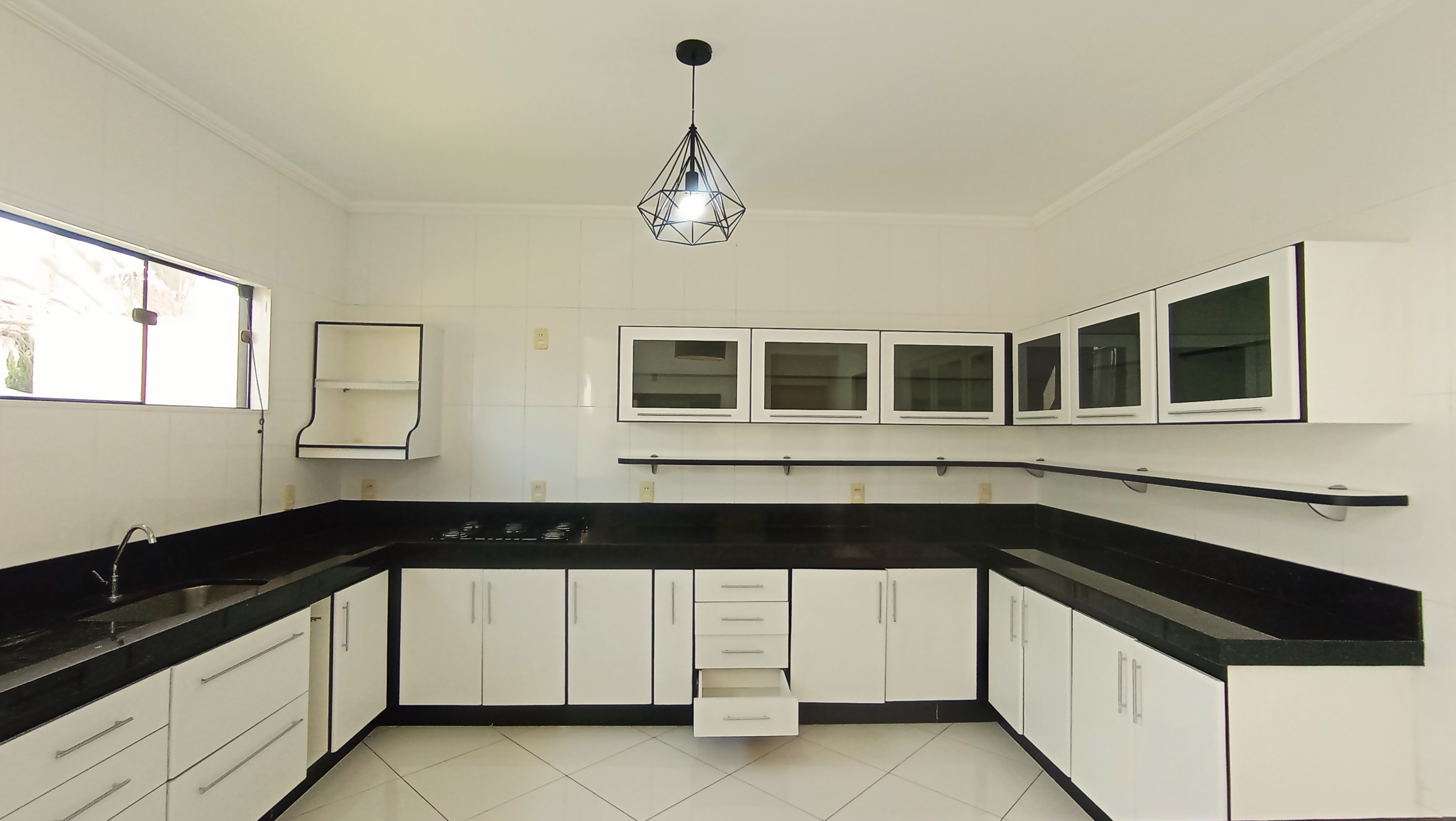 Casa à venda com 4 suítes no Condomínio Real Ville em Pindamonhangaba/SP. 