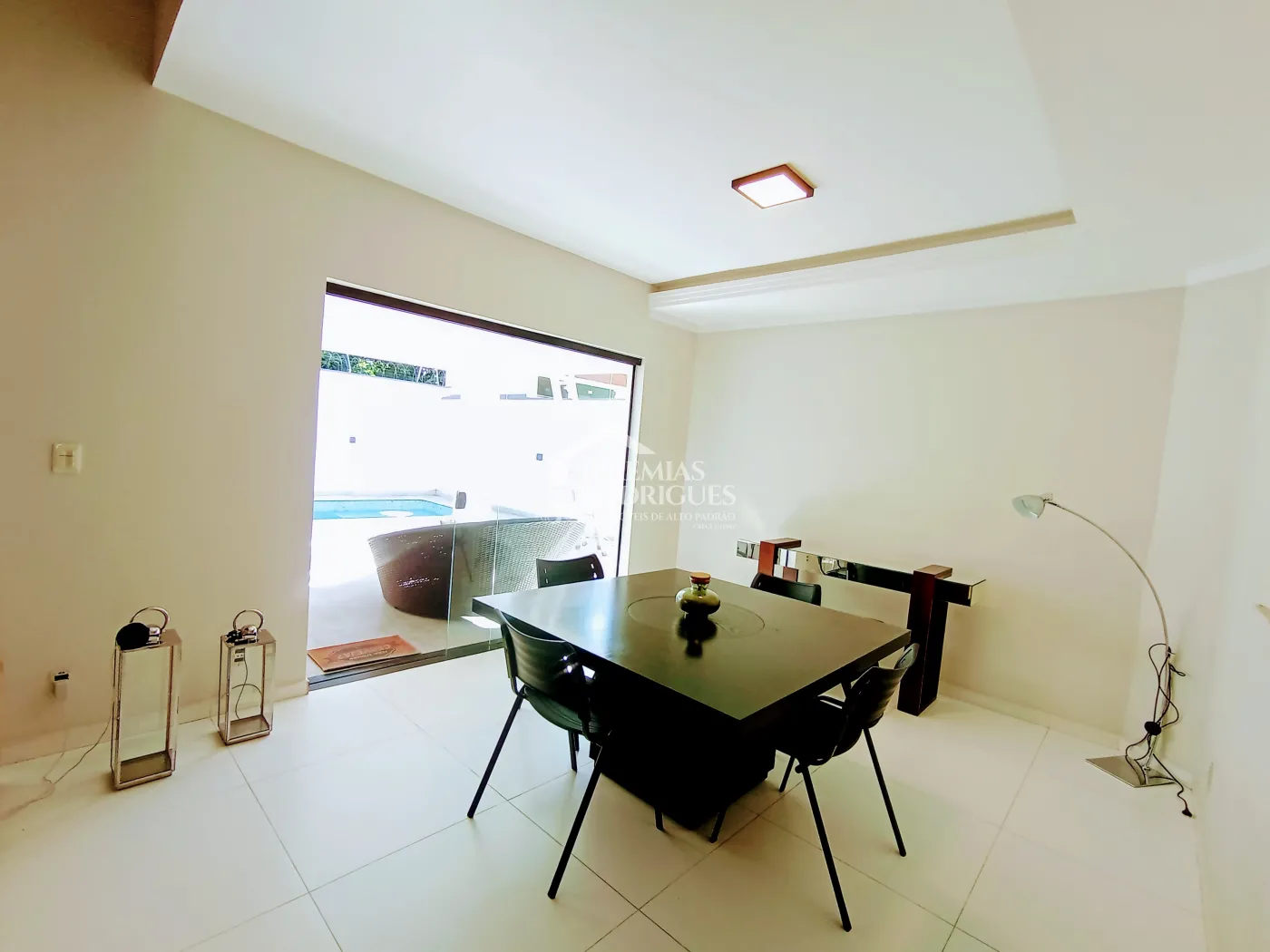 Casa à venda com 3 dormitórios no Condomínio Campos do Conde I em Tremembé/SP.