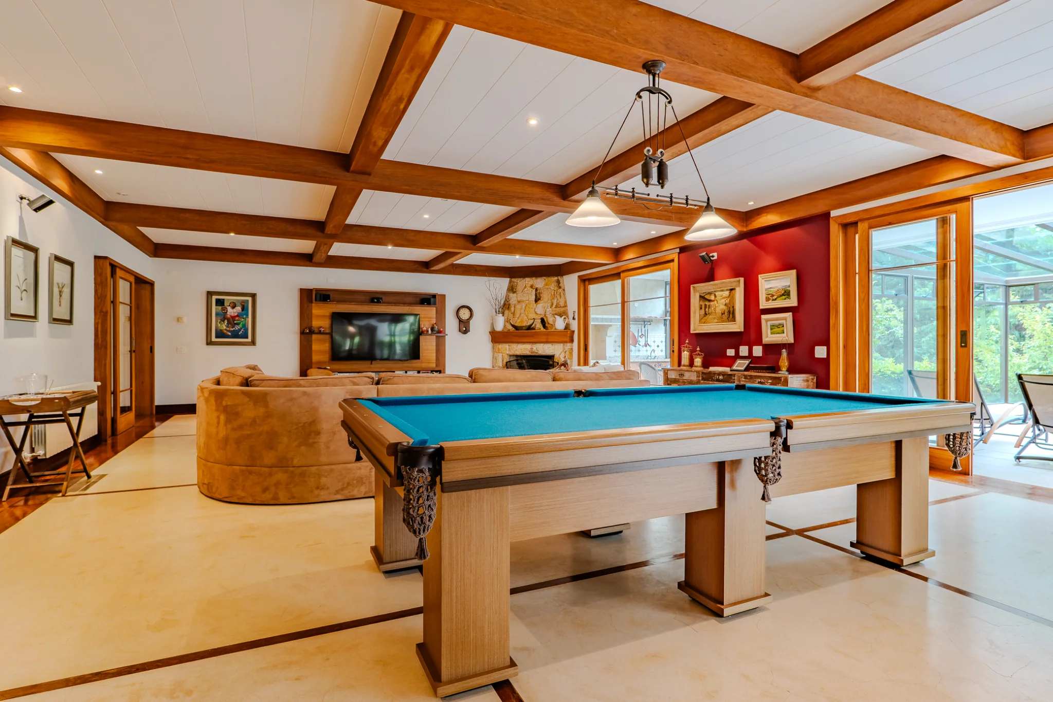 Casa à venda com 7 suítes no Condomínio Vila Simonsen em Campos do Jordão/SP. 