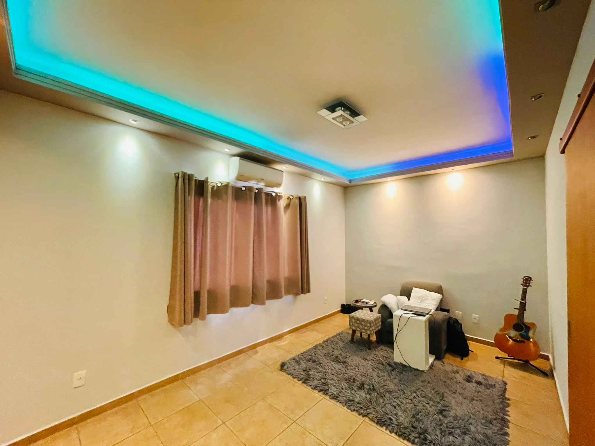 Casa à venda com 4 dormitórios no Condomínio Colonial Village I em Pindamonhangaba/SP. 