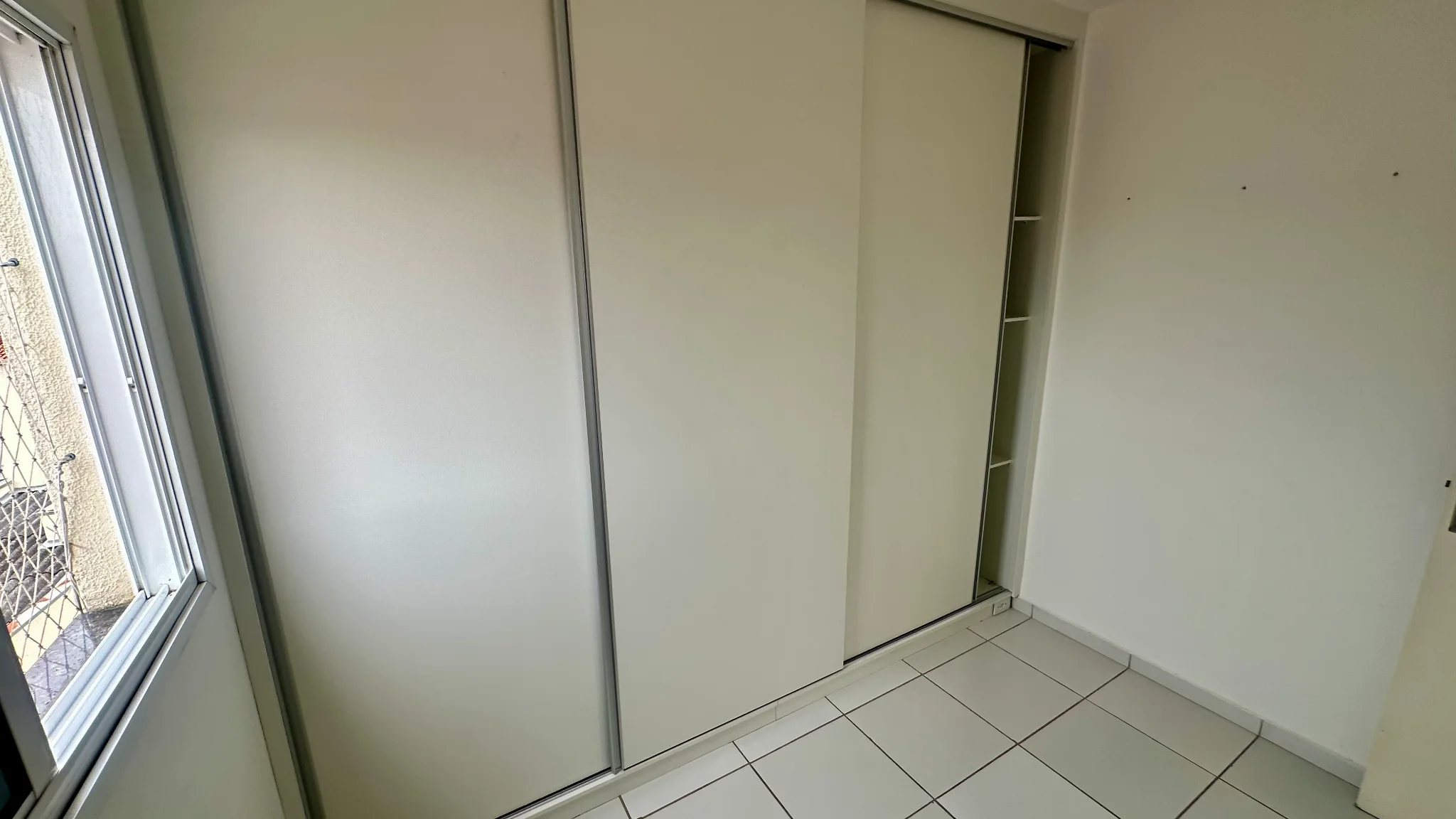 Apartamento para locação com 2 dormitórios no Condomínio Andrade em Pindamonhangaba/SP. 