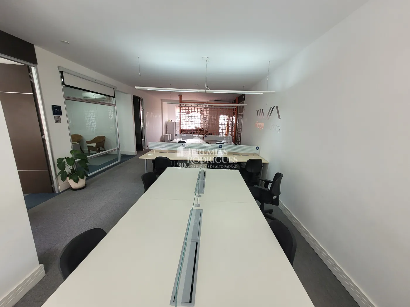 Três salas comerciais com 300 m² no Edifício Village Coworking em Pindamonhangaba/SP.