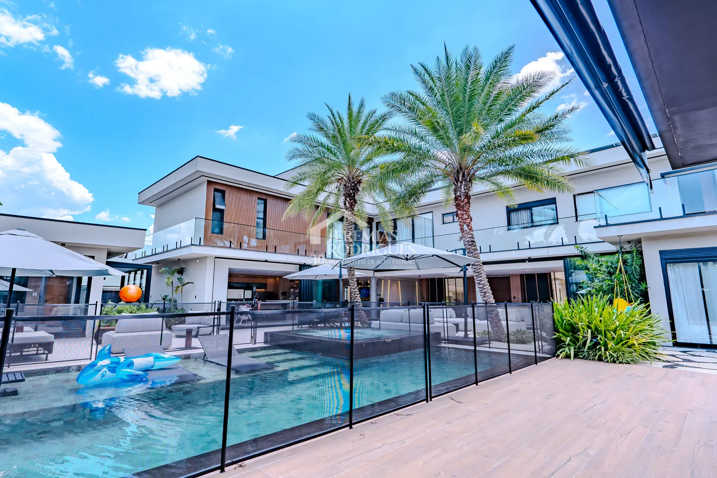 Casa à venda com 4 suítes no Condomínio Taubaté Village em Taubaté/SP.