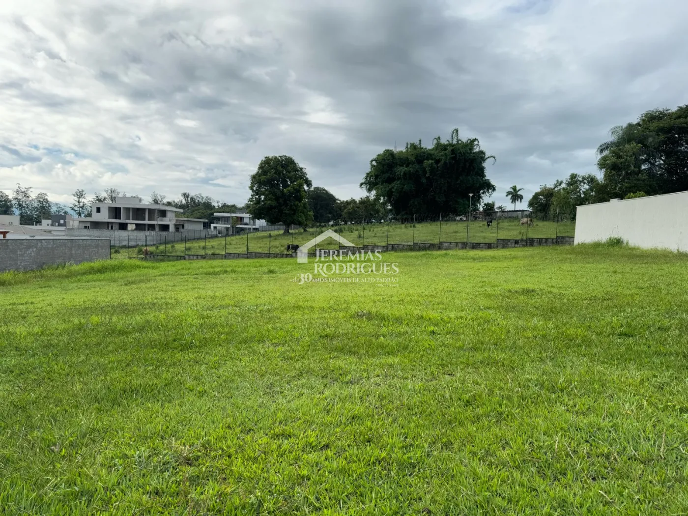 Terreno à venda no Condomínio Reserva Bonsucesso em Pindamonhangaba/SP.