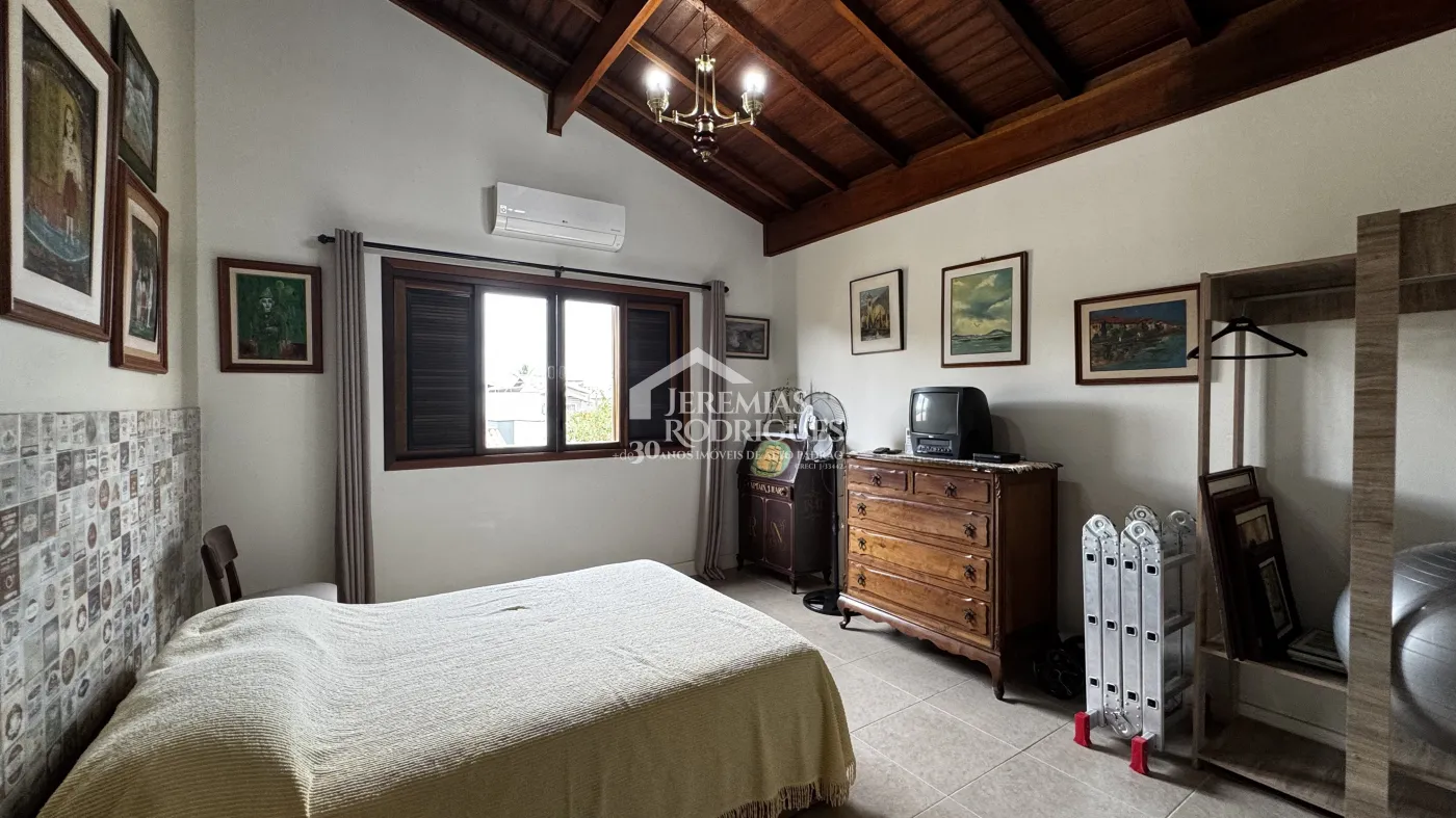 Casa assobradada à venda com 4 dormitórios no Condomínio Jardim das Hortênsias em Taubaté/SP.