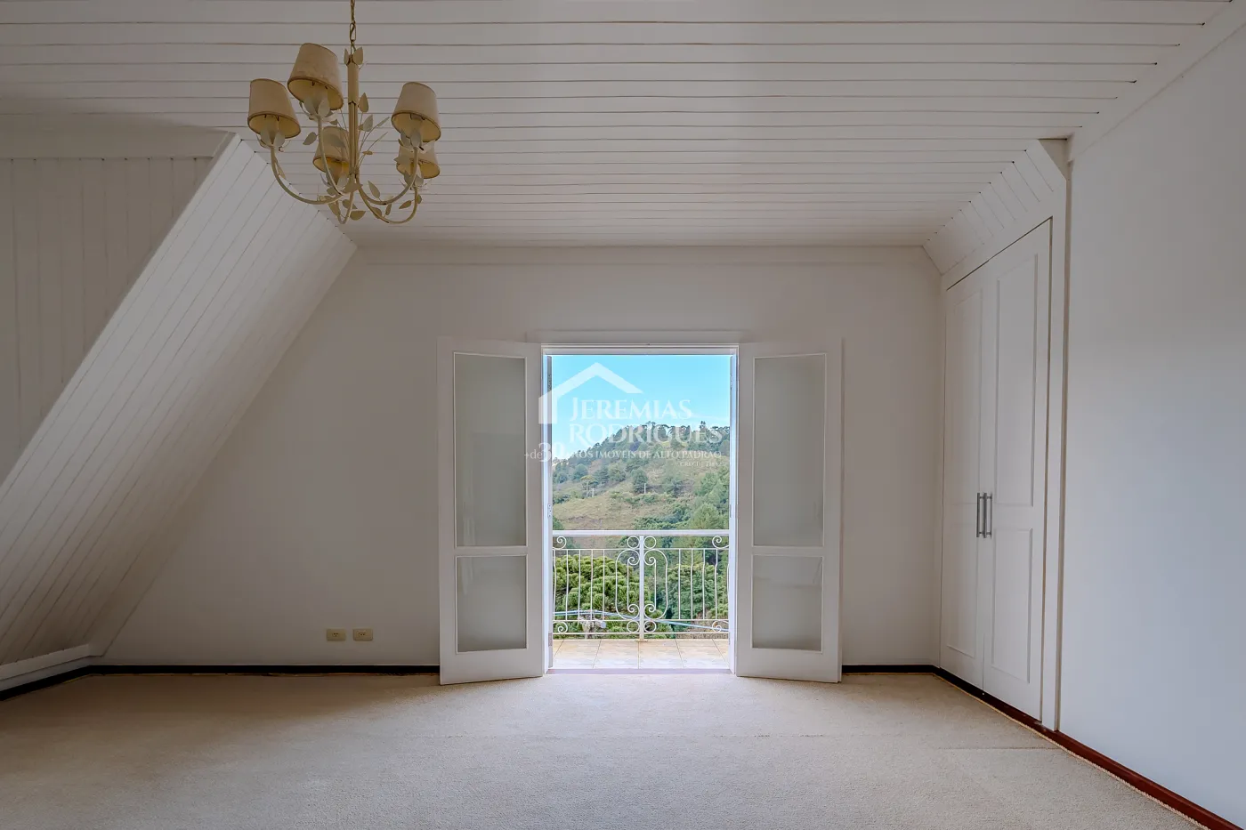 Casa para venda com 5 suítes no Condomínio Jardim Véu da Noiva em Campos do Jordão/SP