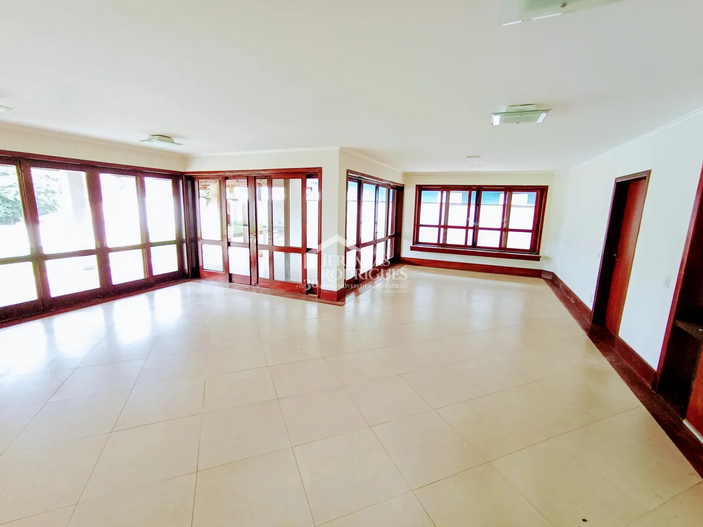 Casa à venda e locação com 4 suítes no Condomínio Colonial Village I em Pindamonhangaba/SP.