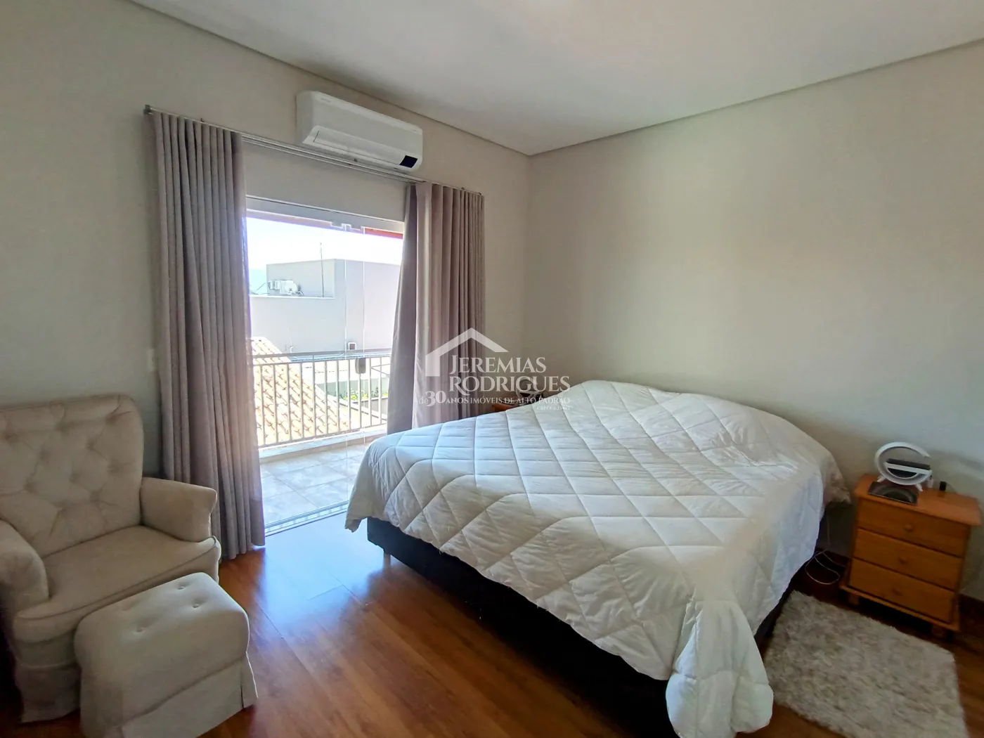 Casa à venda com 3 suítes no Condomínio Reserva dos Lagos em Pindamonhangaba/SP.