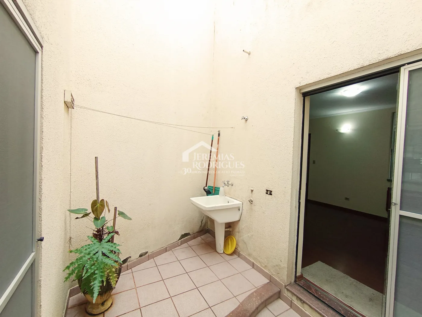 Casa para venda e locação com 3 suítes no bairro Parque das Flores em Taubaté/SP.