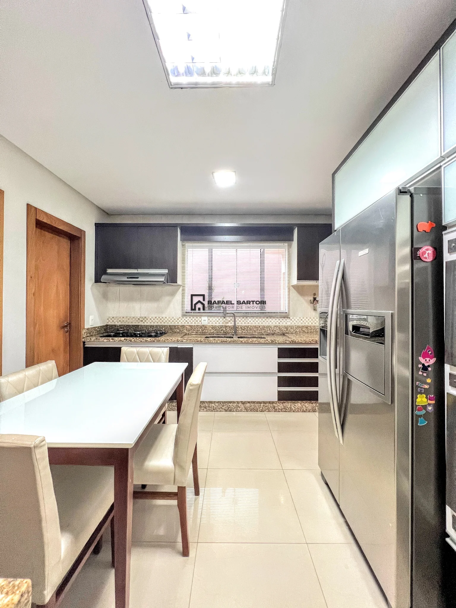 CASA COM 04 SUITES NO AMIZADE