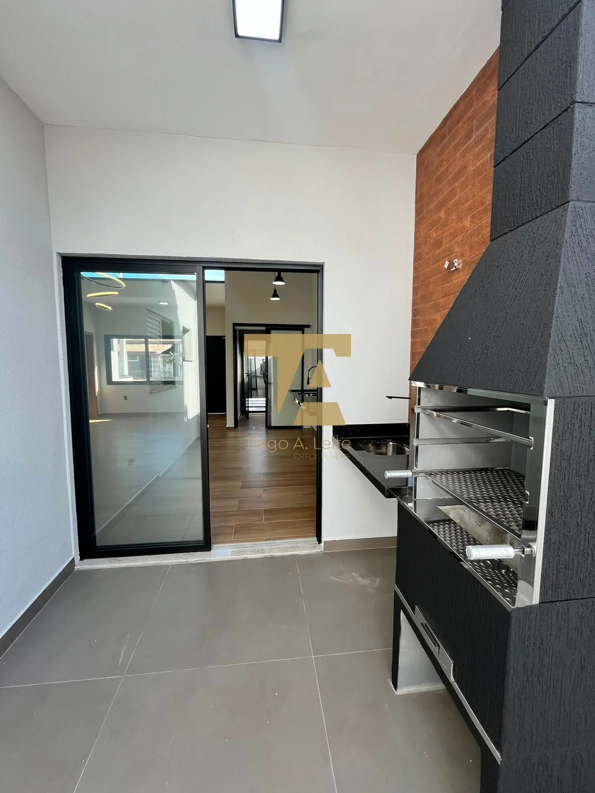 Casa nova térrea no Condomínio Laguna, Pindamonhangaba. São 150m² de área construída, 3 dorms (1 suíte) e área gourmet