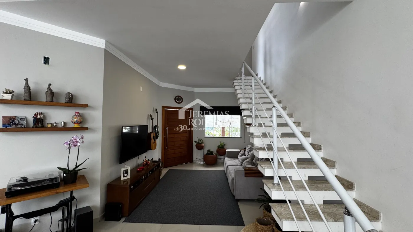 Casa à venda com 4 dormitórios no Condomínio Village do Sol em Pindamonhangaba/SP.