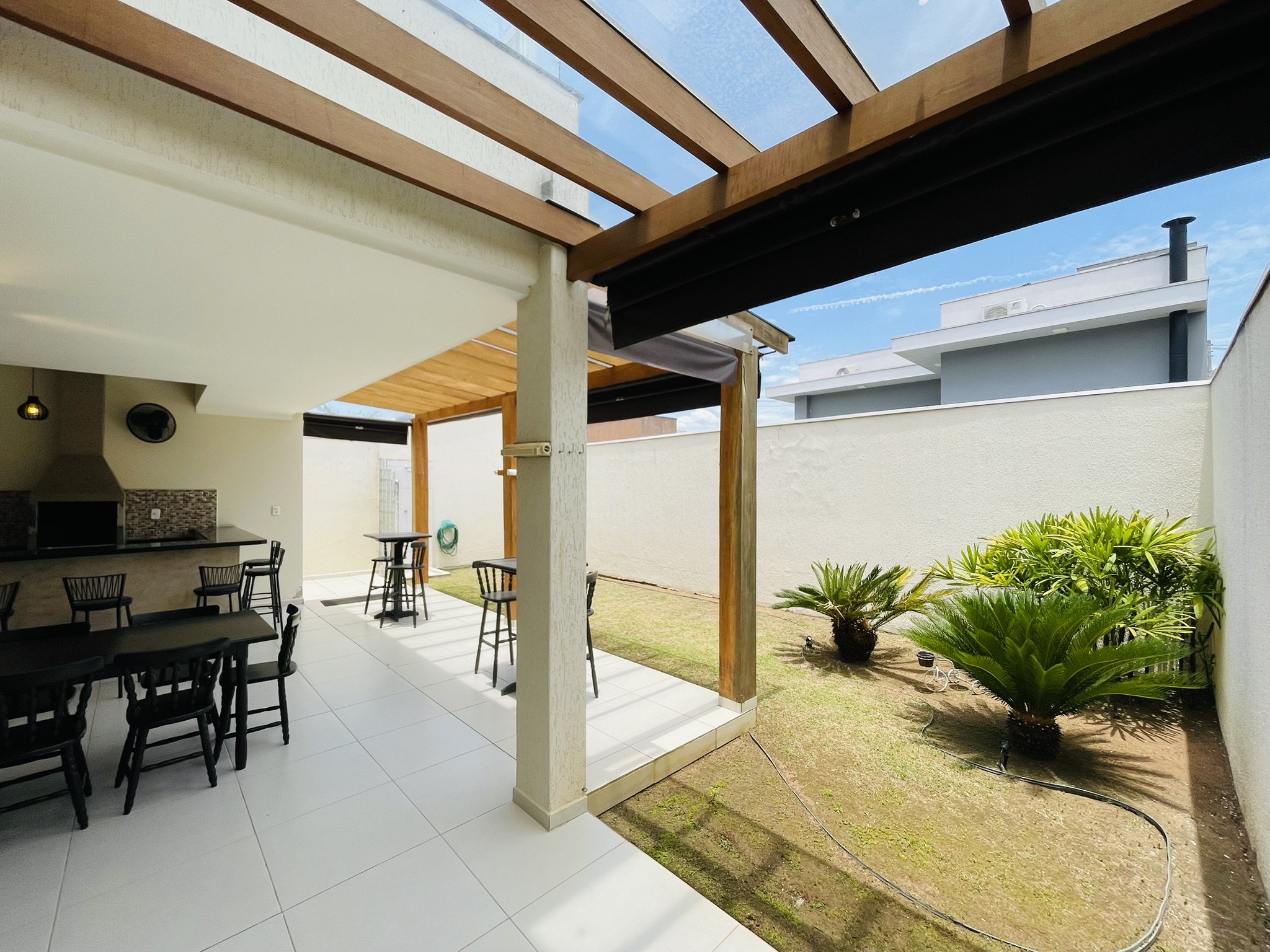 Casa à venda com 3 dormitórios no Condomínio Moema Ville em Pindamonhangaba/SP.