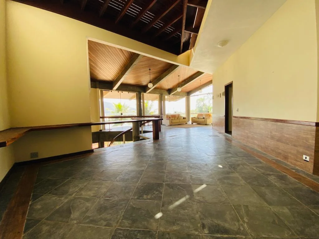 Casa à venda com 5 dormitórios no Condomínio Ponta das Toninhas em Ubatuba/SP. 