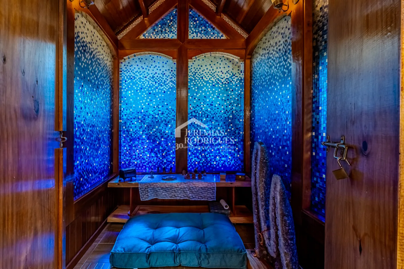 Casa à venda com 3 suítes no Condomínio Reserva Figueiredo em Campos do Jordão/SP.