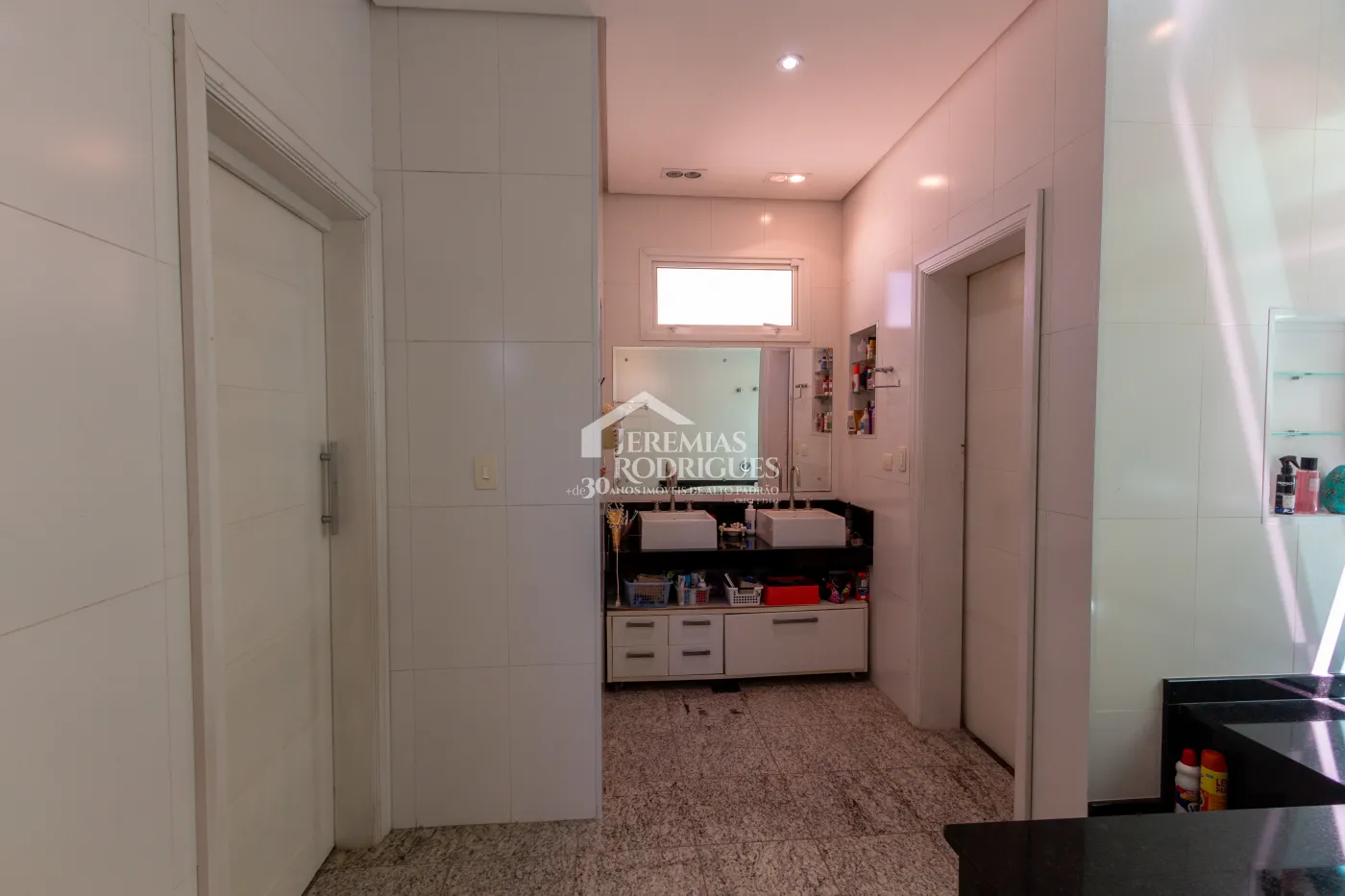 Casa para venda com 4 suítes no Condomínio Residencial dos Pinheiros em Caçapava/SP