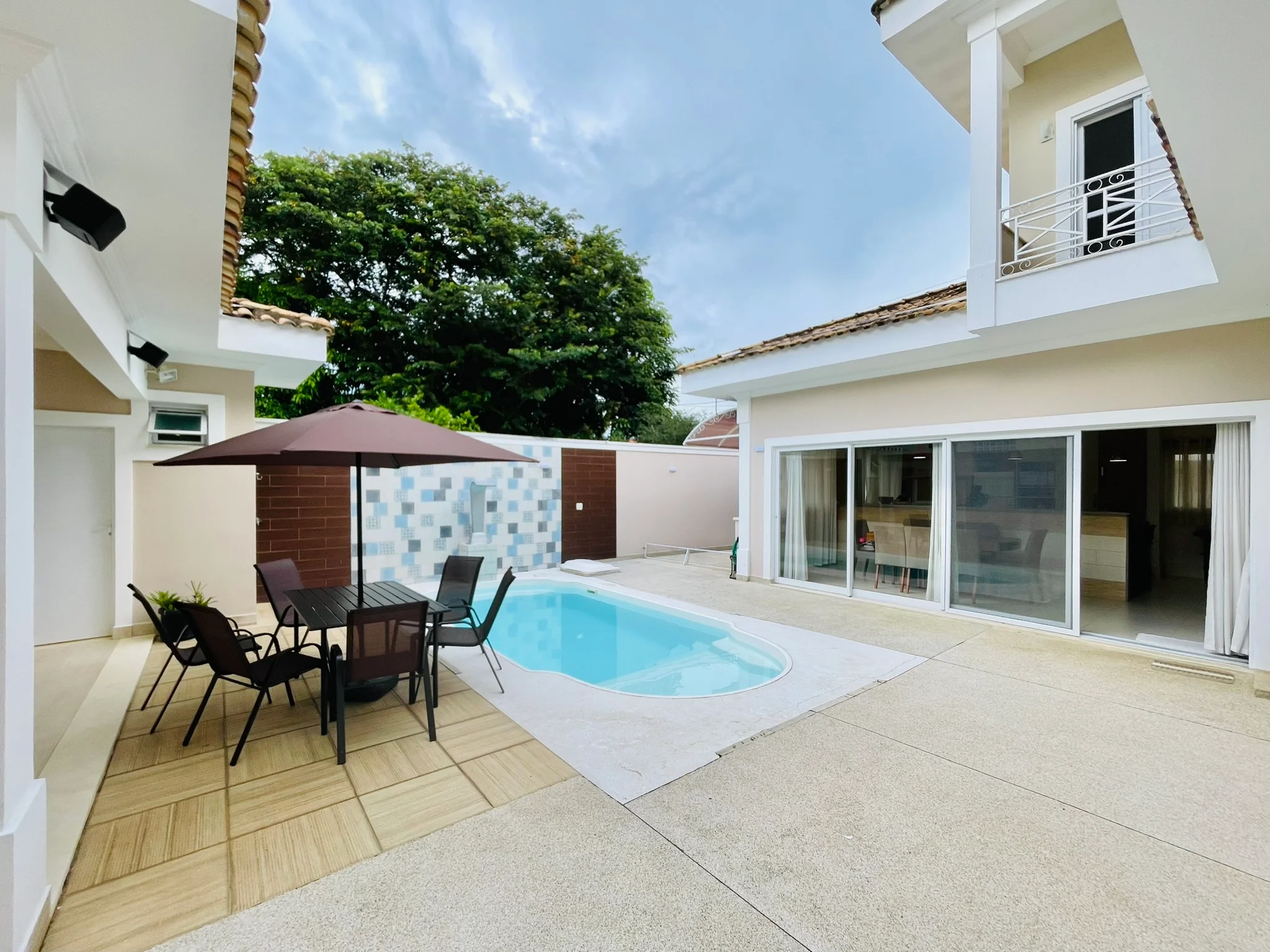 Casa à venda com 4 dormitórios no Condomínio Jardim Oásis em Taubaté/SP. 